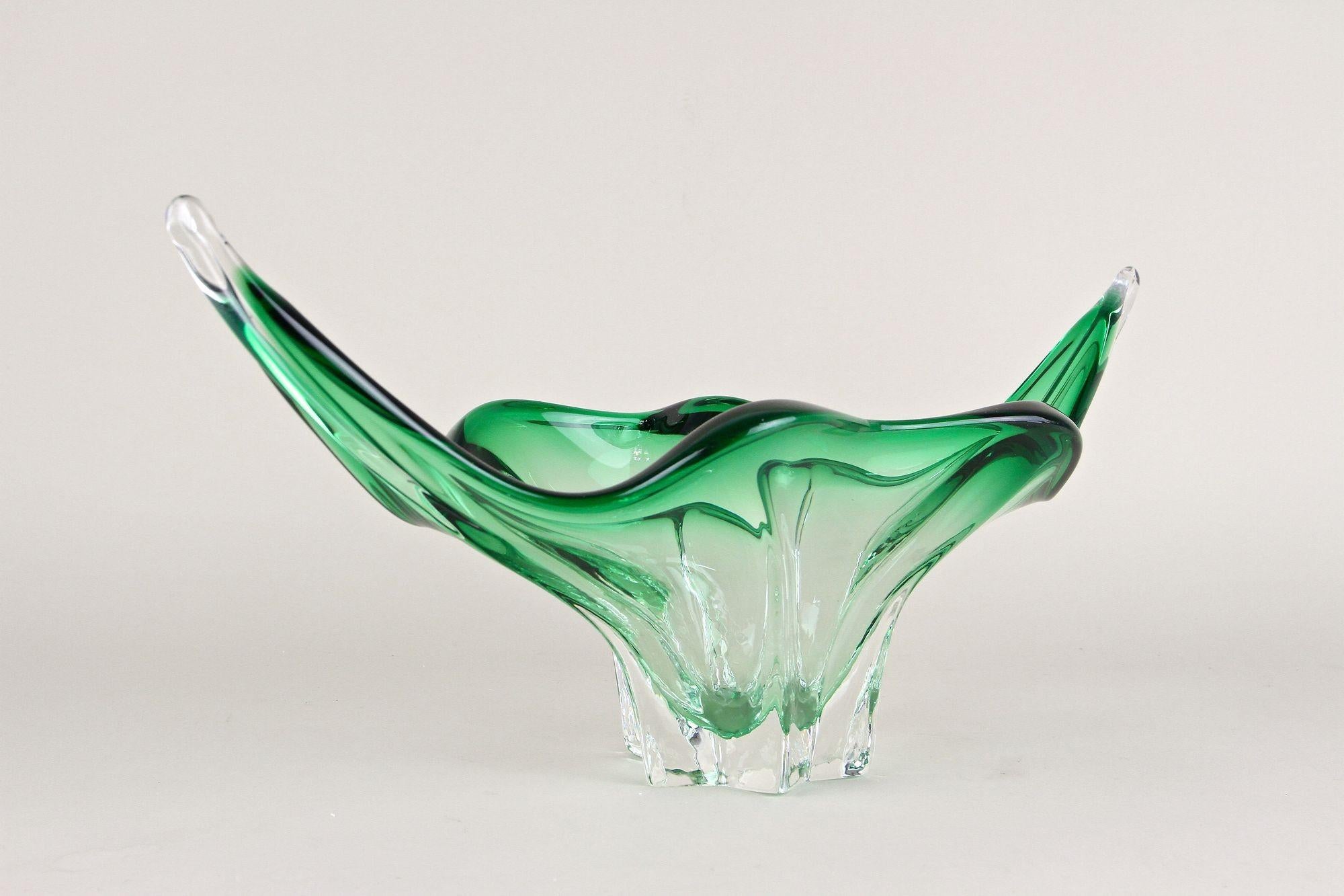 Mid Century Modern Murano Glass Bowl, Green/ Clear Tones - Italy ca. 1960 In Good Condition For Sale In Lichtenberg, AT