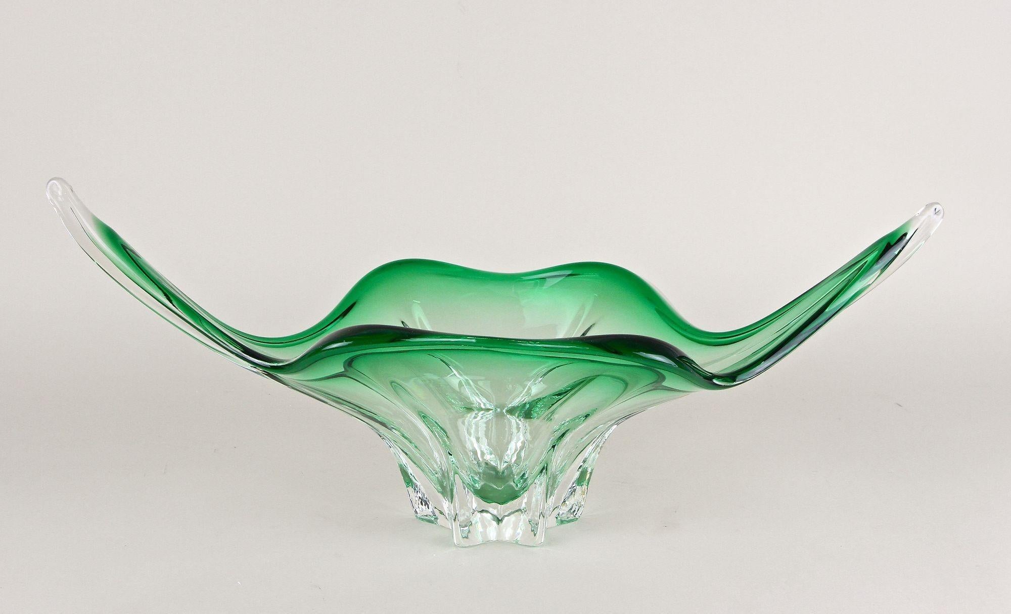 20th Century Mid Century Modern Murano Glass Bowl, Green/ Clear Tones - Italy ca. 1960 For Sale