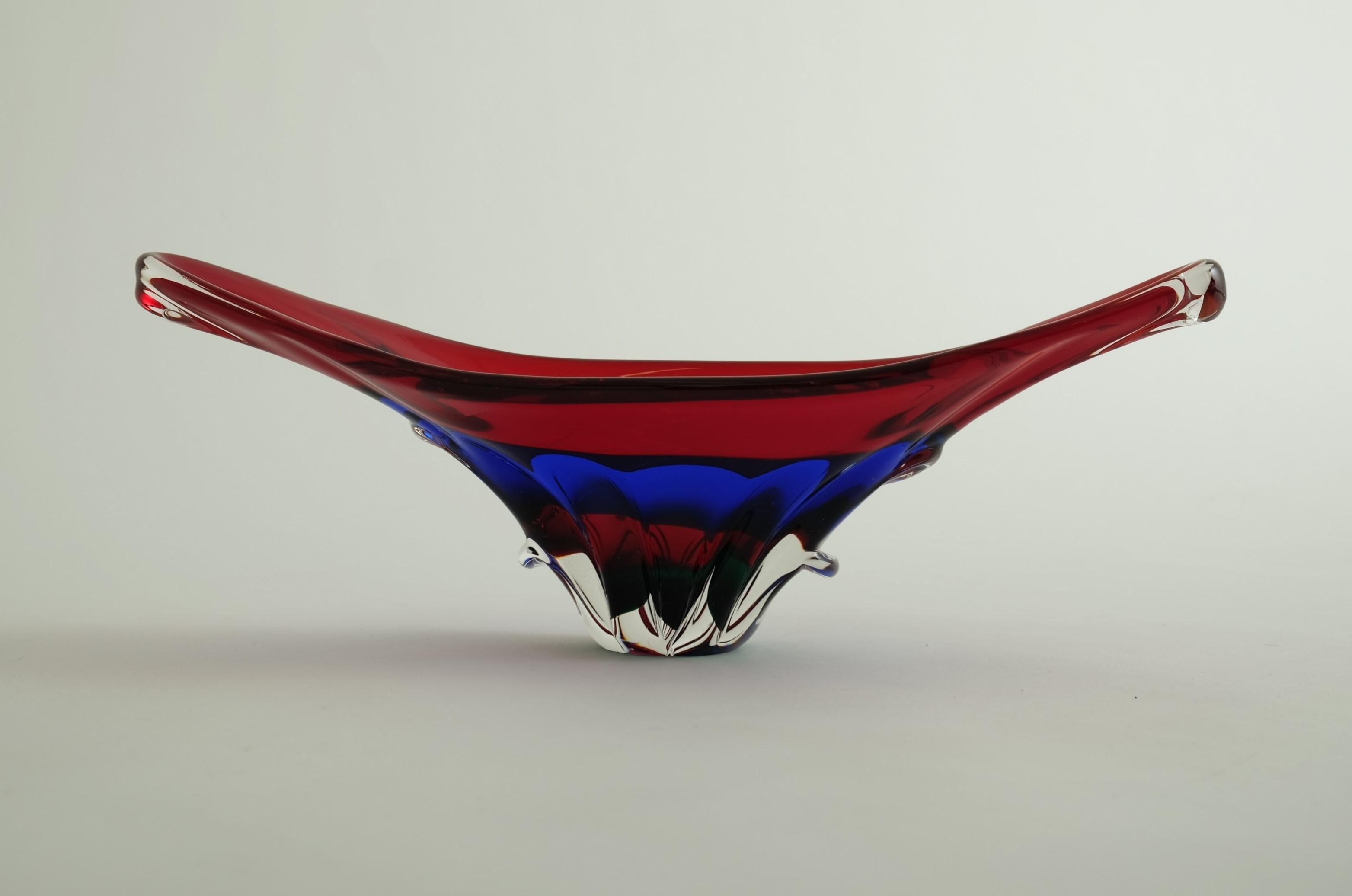 Mid century modern murano glass finger bowl, Italy 1950s. Attributed to Fulvio Bianconi for Mazzega. Not signed.

Beautiful Murano glass finger bowl in transverse oval shape with eightfold, roughly drawn rim. Wide horizontal striped decoration in