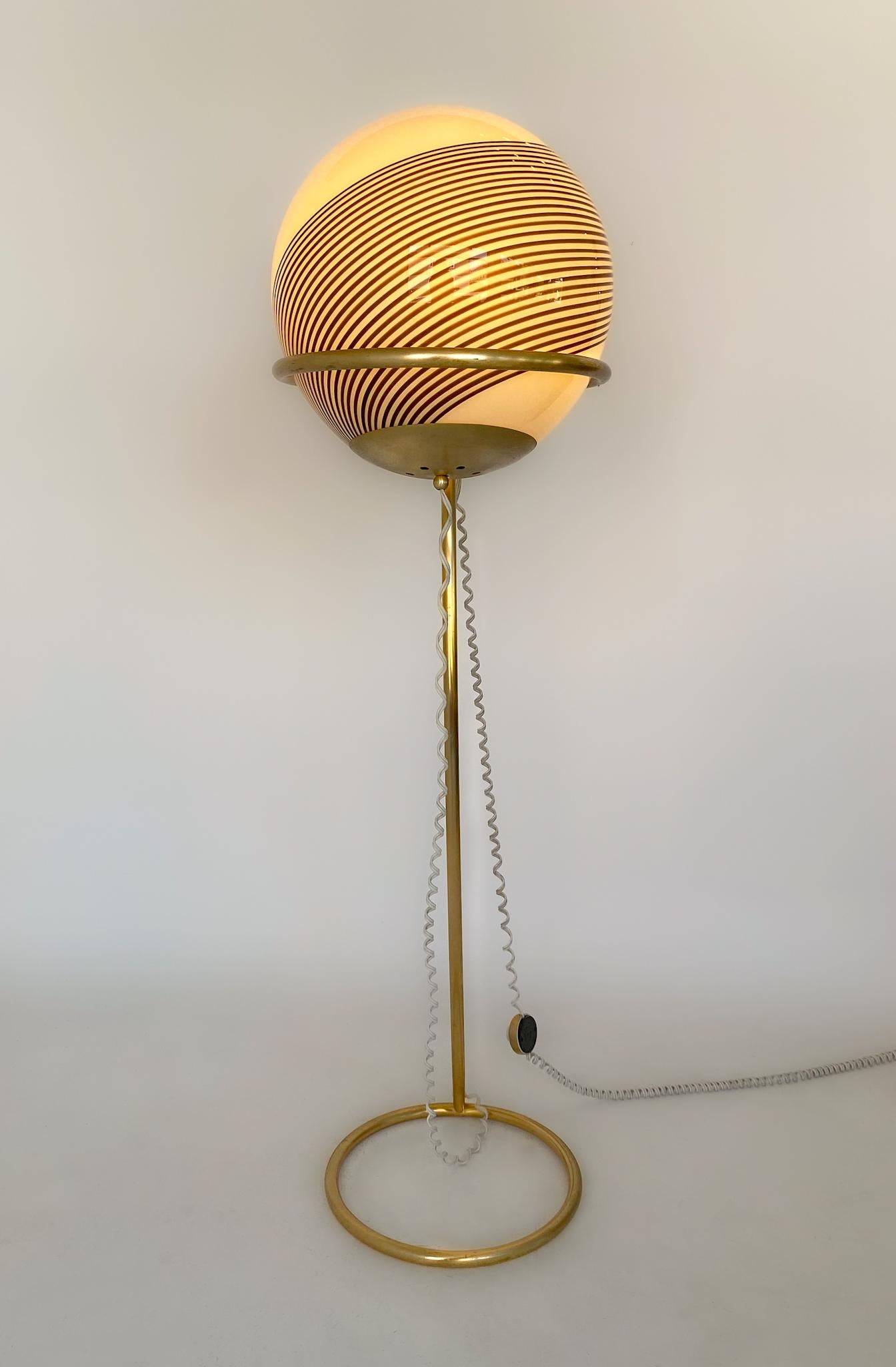 Moderne Stehlampe aus mundgeblasenem Murano-Glas mit Kugel aus Messing im Stil von Venini, Italien 1960er Jahre.

Eine sehr schöne und in ihrer Form einzigartige italienische Murano Glas Stehlampe mit einem Messingfuß von dem berühmten