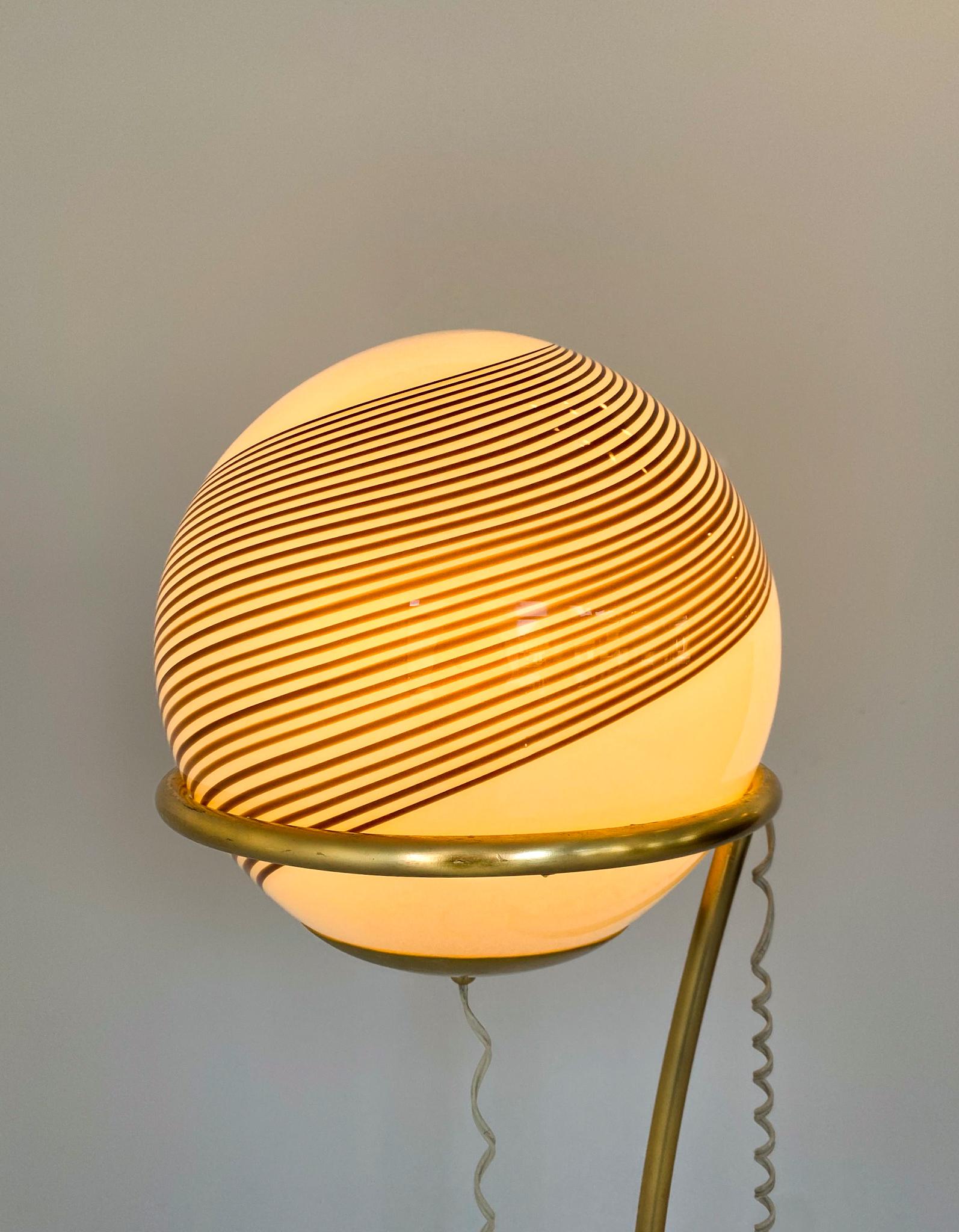 Moderne Stehlampe aus Muranoglas und Messing aus der Jahrhundertmitte von Venini, Italien 1960er (Handgefertigt) im Angebot