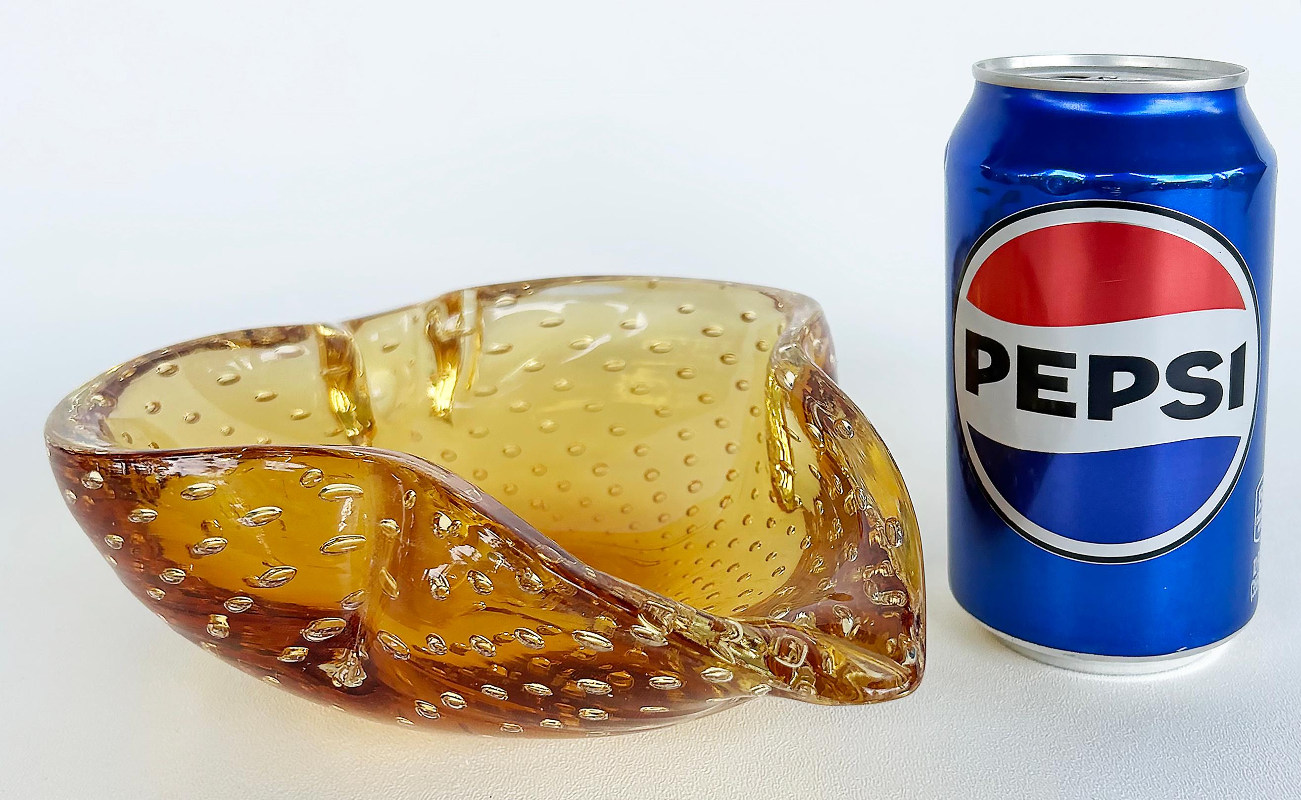 Cuenco o Cenicero Bullicante de Cristal de Murano Moderno de Mediados de Siglo en Ámbar 

Se ofrece a la venta un sustancioso cuenco o cenicero moderno de mediados de siglo, soplado a mano en un ámbar rico y brillante que reluce con burbujas