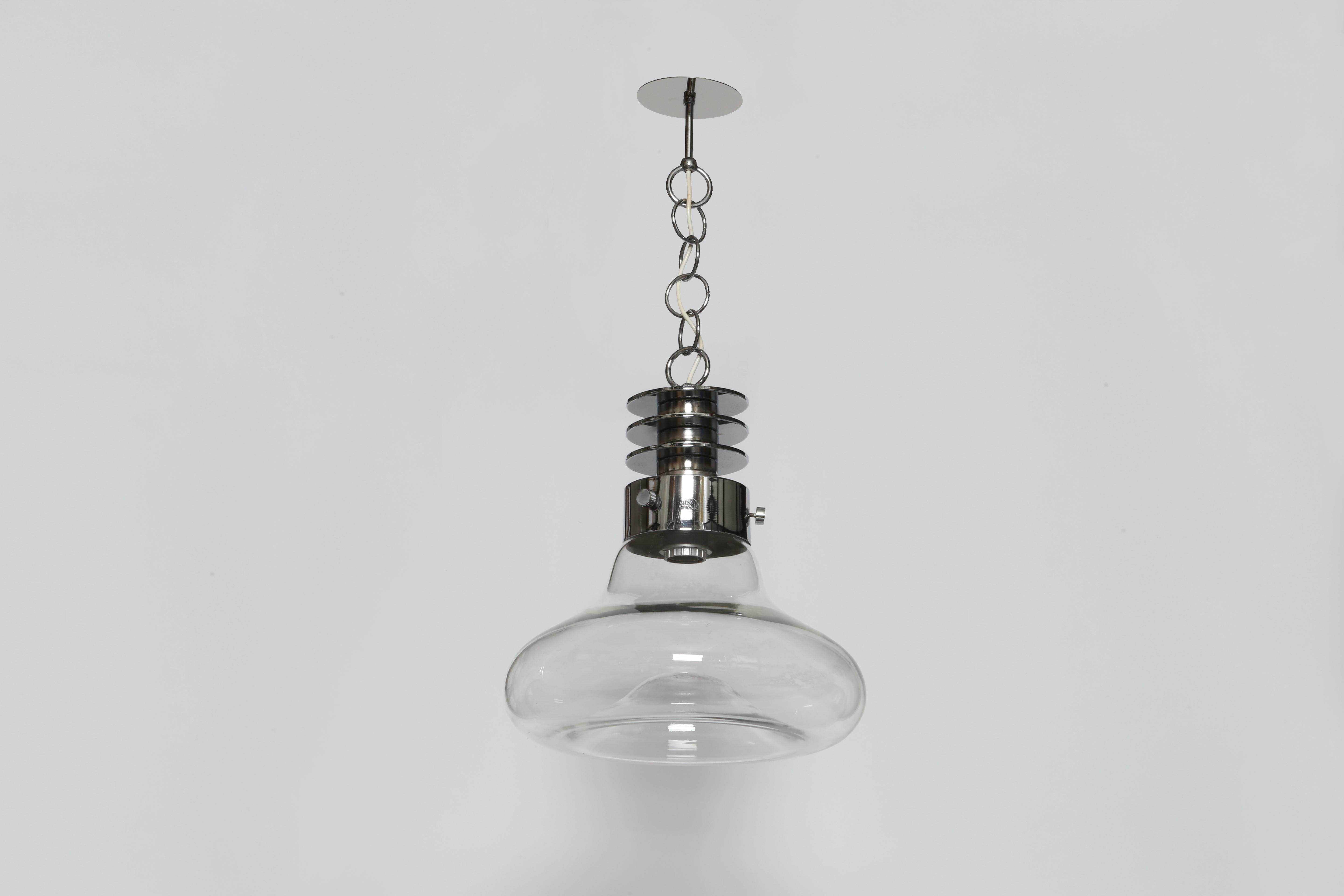 Mid century modern Murano glass ceiling pendant.
Designed and made in Italy, 1960s
Glass, chrome plated metal.
Takes 1 medium base ( Edison) bulb.
Complimentary US rewiring upon request.
Overall drop is adjustable, can be made longer or