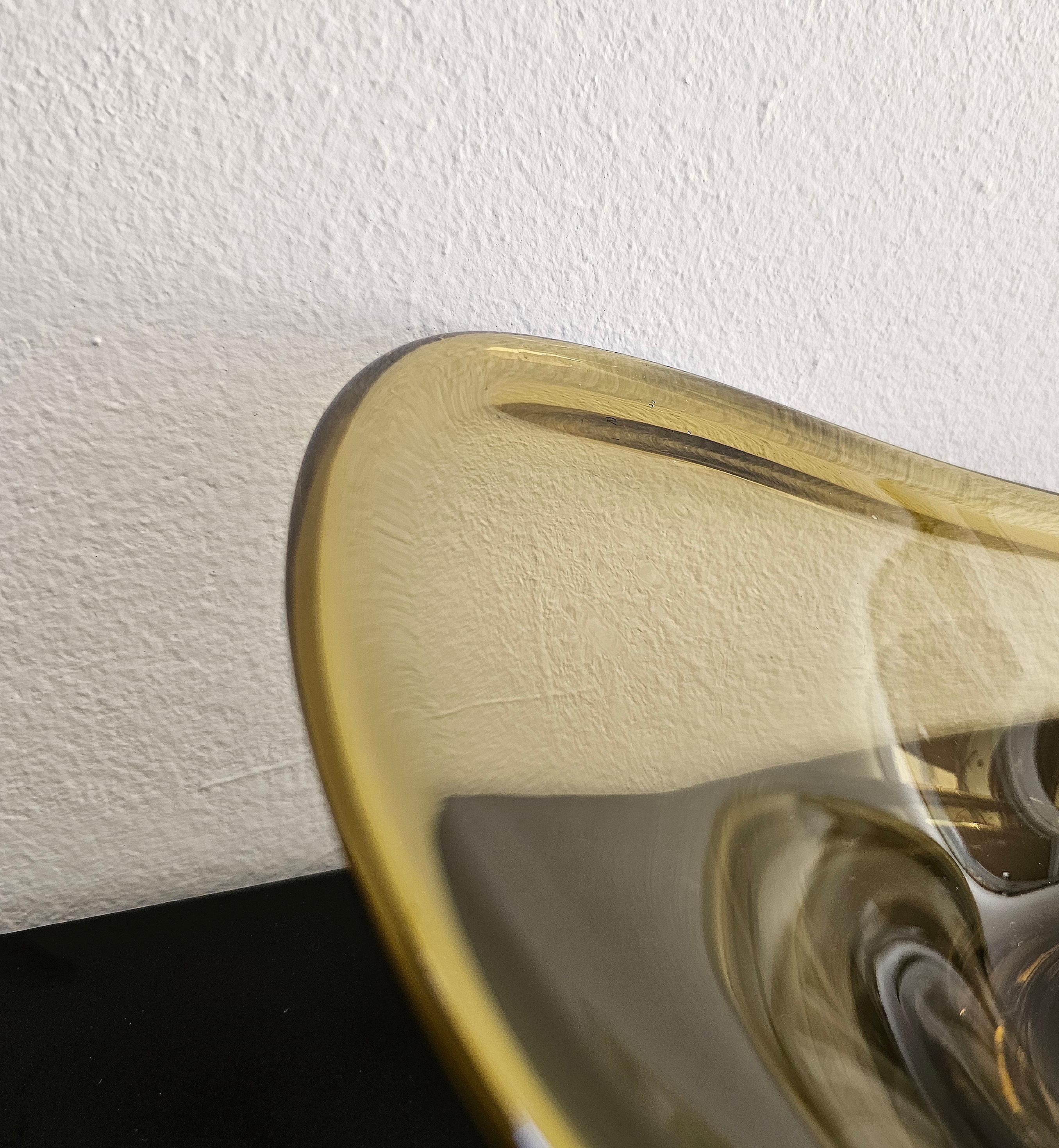 Coupe en verre de Murano de couleur ambre avec des nuances très agréables. Corps ovale multiforme. Design/One attribuable à une production de Flavio Poli. Fabriqué en Italie dans les années 60. Pas de signature ni de marque d'attribution. Veuillez