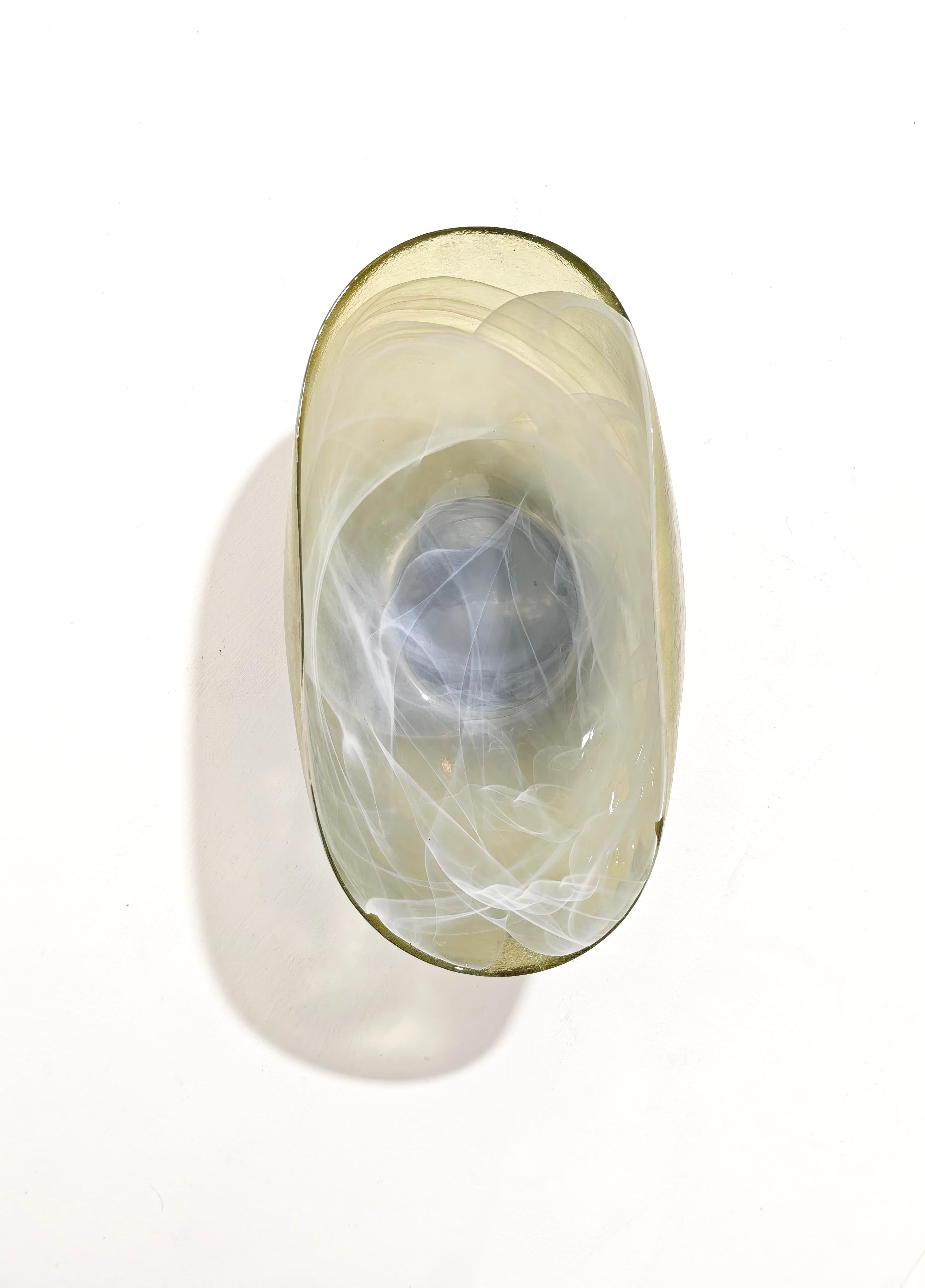 Centrotavola in vetro di Murano Realizzato secondo la tecnica dei maestri di Murano. Questa forma è unica nel settore del vetro e ogni pezzo è realizzato a mano e lavorato con le tecniche segrete dei vetrai di Murano. Lati leggermente curvi, una