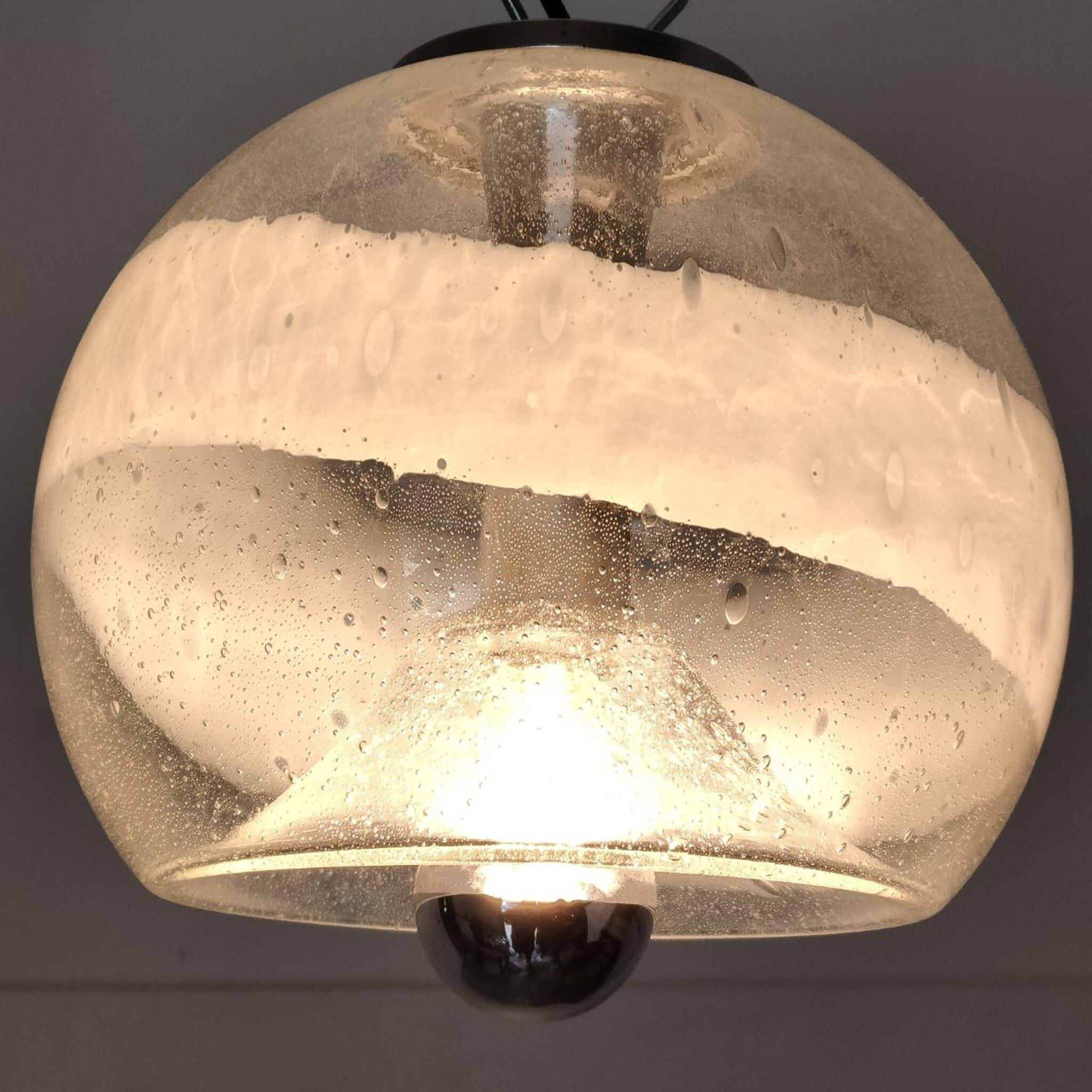 Large Pendant Lamp in Pulegoso and Lattimo Glass by Ettore Fantasia and Gino Poli for Sotis Murano, Italy, 1970s

This extraordinary pendant lamp, made in the 1970s by Ettore Fantasia and Gino Poli for Sotis Murano, represents a perfect fusion