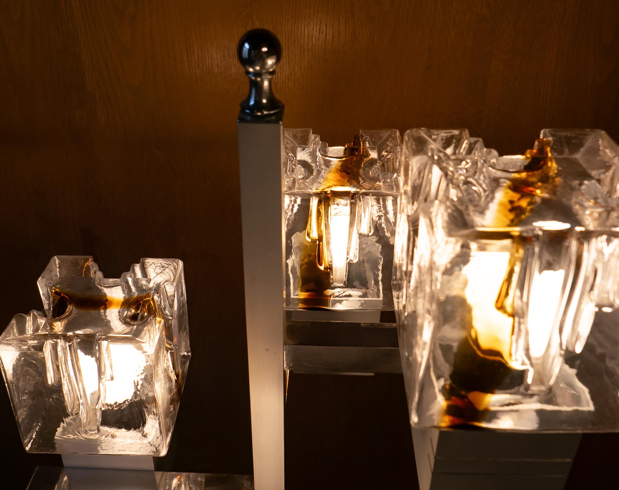 Moderne Murano-Glas-Chrom-Stehlampe aus der Jahrhundertmitte von T. Zuccheri, Italien 1970er Jahre.

Diese italienische Stehleuchte von Toni Zuccheri wurde in den 1970er Jahren von dem angesehenen italienischen Hersteller AV Mazzega mit viel Liebe