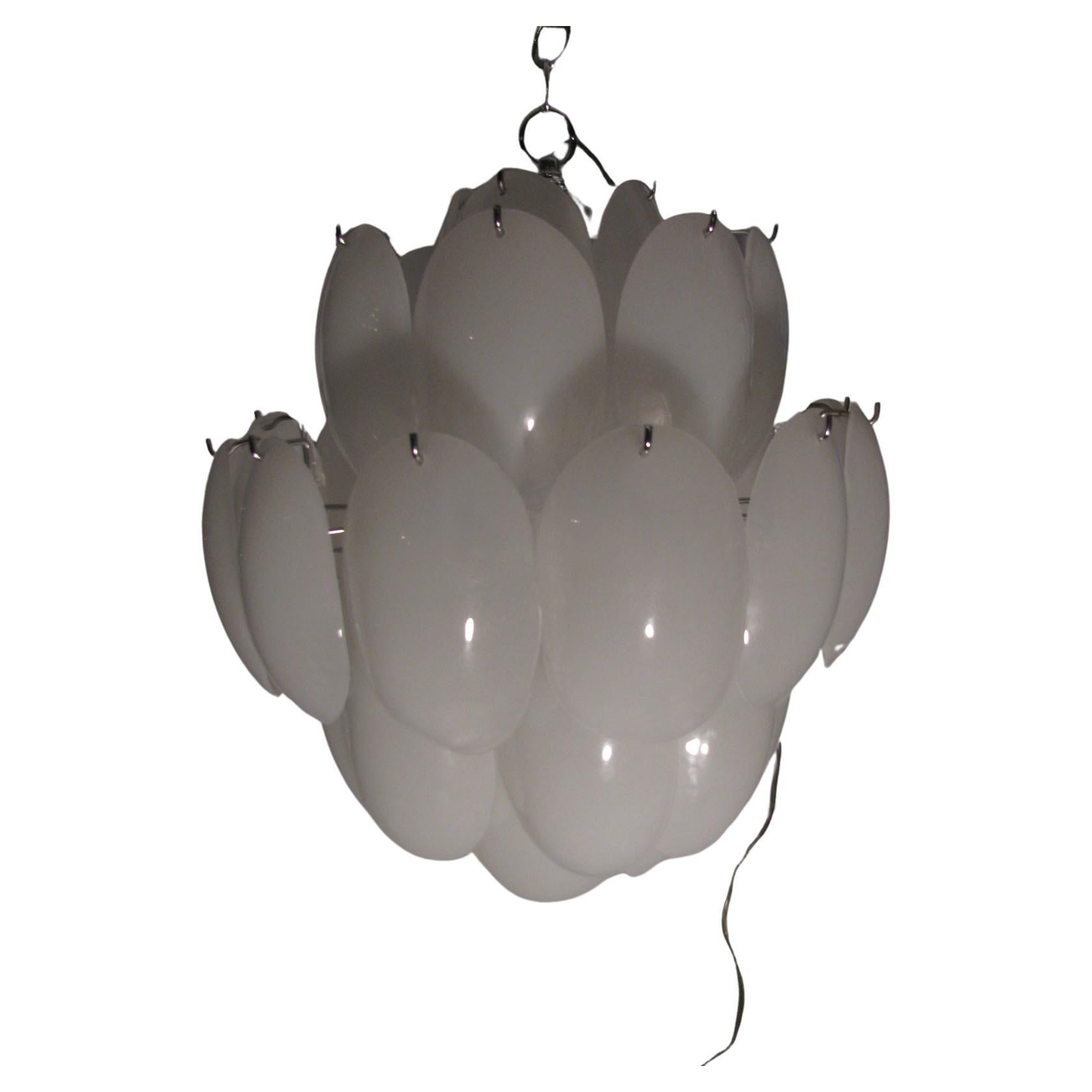 Favoloso lampadario in vetro di Murano con 40 dischi curvi in vetro a forma di petalo. Dispone di 10 prese totali a candelabro per illuminare i 3 livelli.