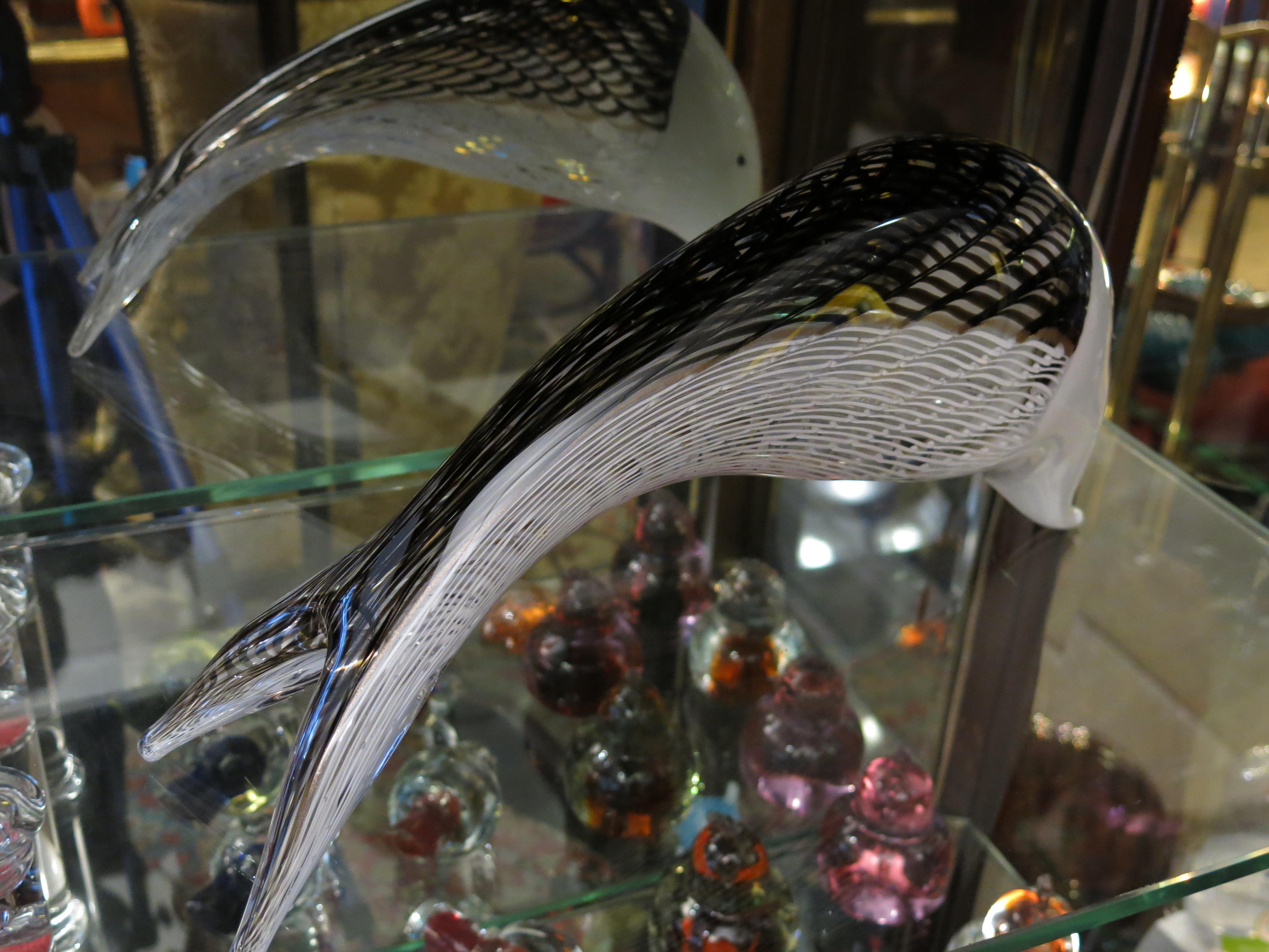 
    Voici une extraordinaire sculpture de table de poisson en verre soufflé de Murano, un chef-d'œuvre hypnotique qui captive par sa beauté époustouflante et son artisanat complexe. Réalisée avec une habileté et une précision inégalées, cette
