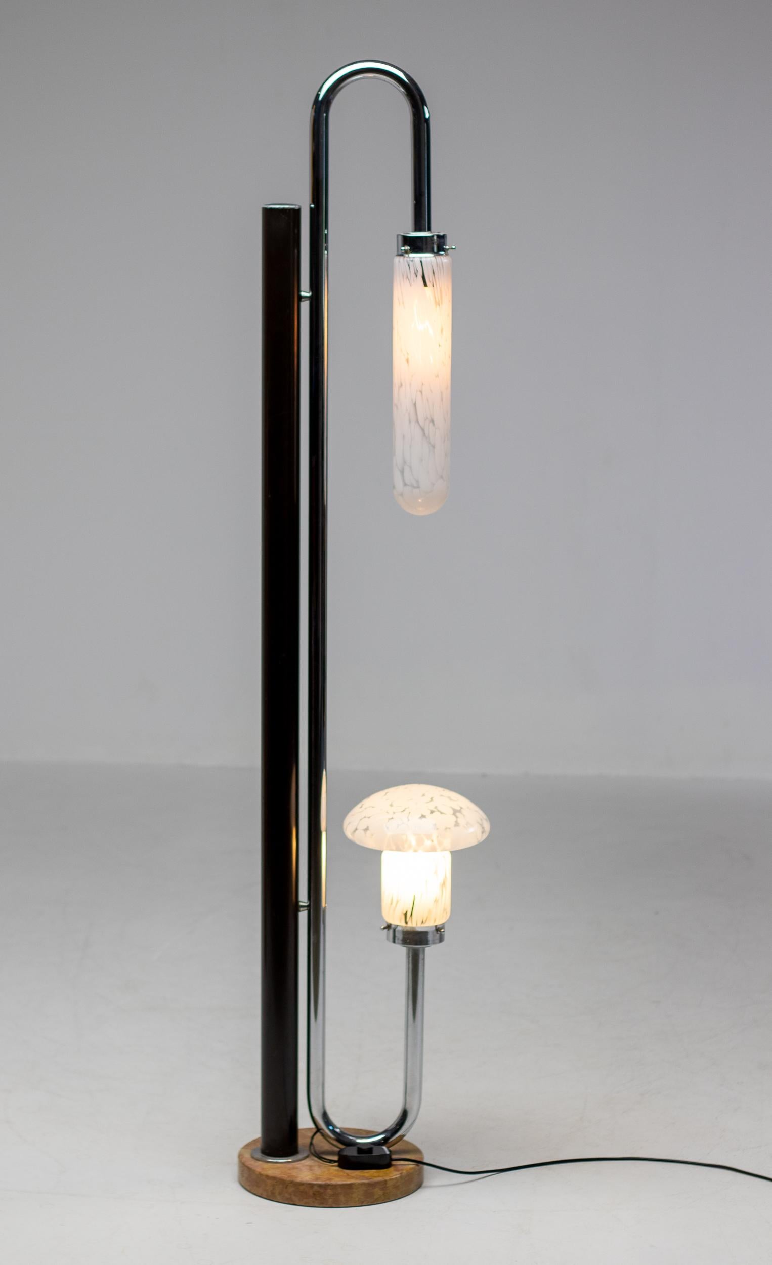 Spectaculaire lampadaire italien conçu en 1970 par Carlo Nason pour A. V. I. Mazzega.
Une colonne ronde en acier émaillé noir sur une belle base en marbre brun soutient un cadre chromé avec des abat-jours en verre de Murano soufflé à la