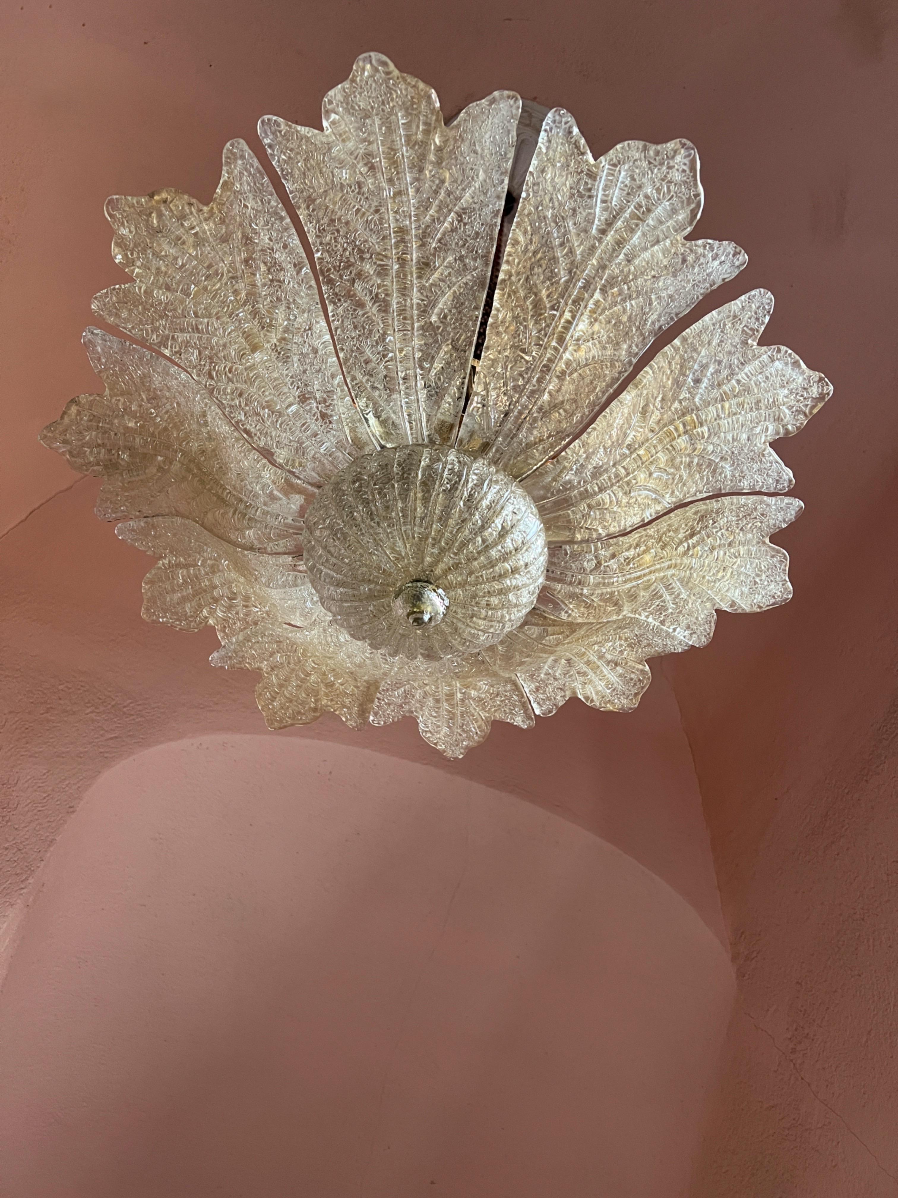 Monture encastrée en verre de Murano de style Art déco. Cette pièce est réalisée en verre Graniglia de Murano, une technique qui lui confère une texture distinctive et raffinée. Peut être monté directement au plafond ou suspendu à l'aide d'une