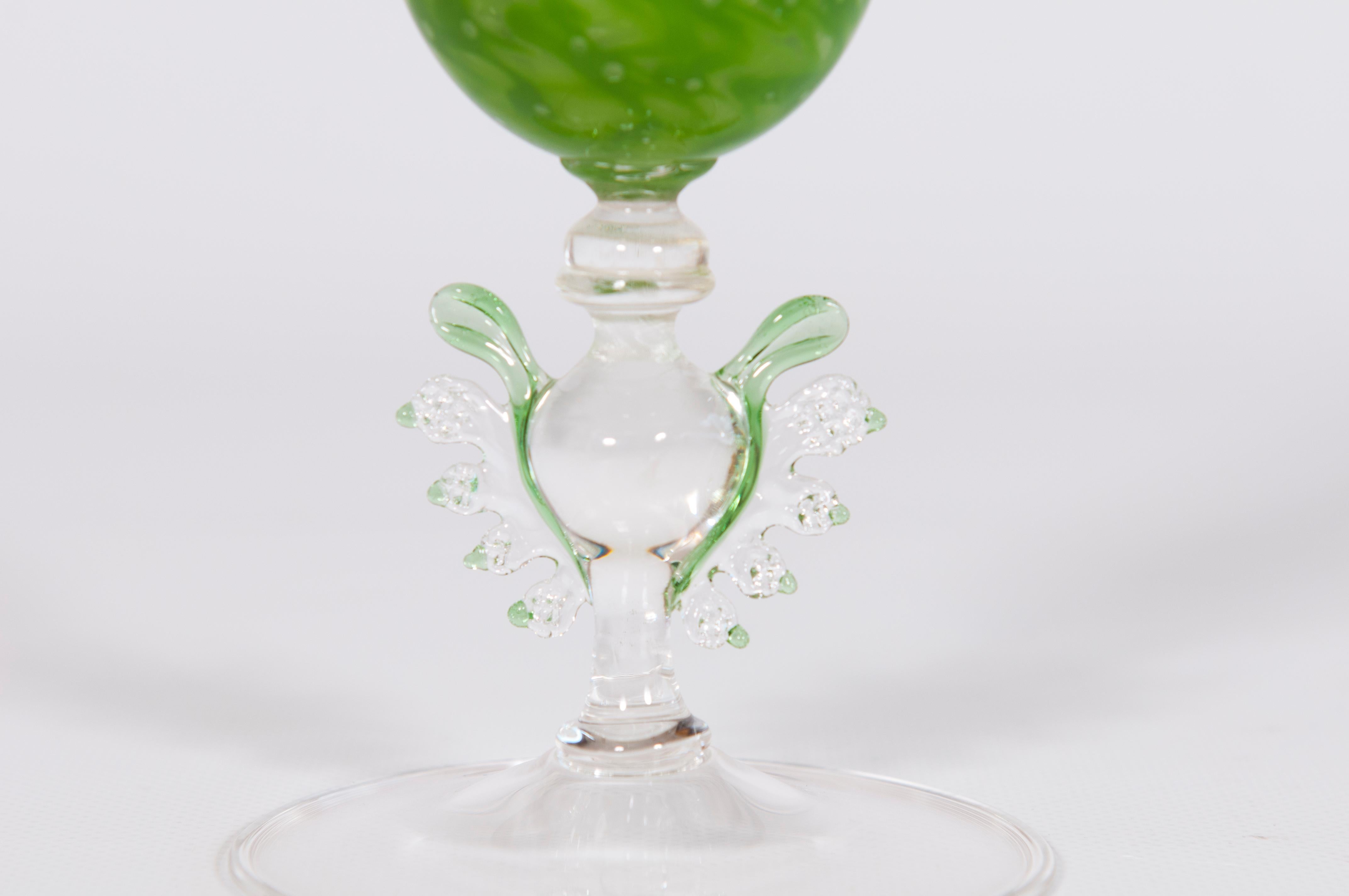 Flötenvase aus modernem Murano-Glas mit Filigranapplikationen, Mitte des Jahrhunderts, um 1970 im Angebot 3