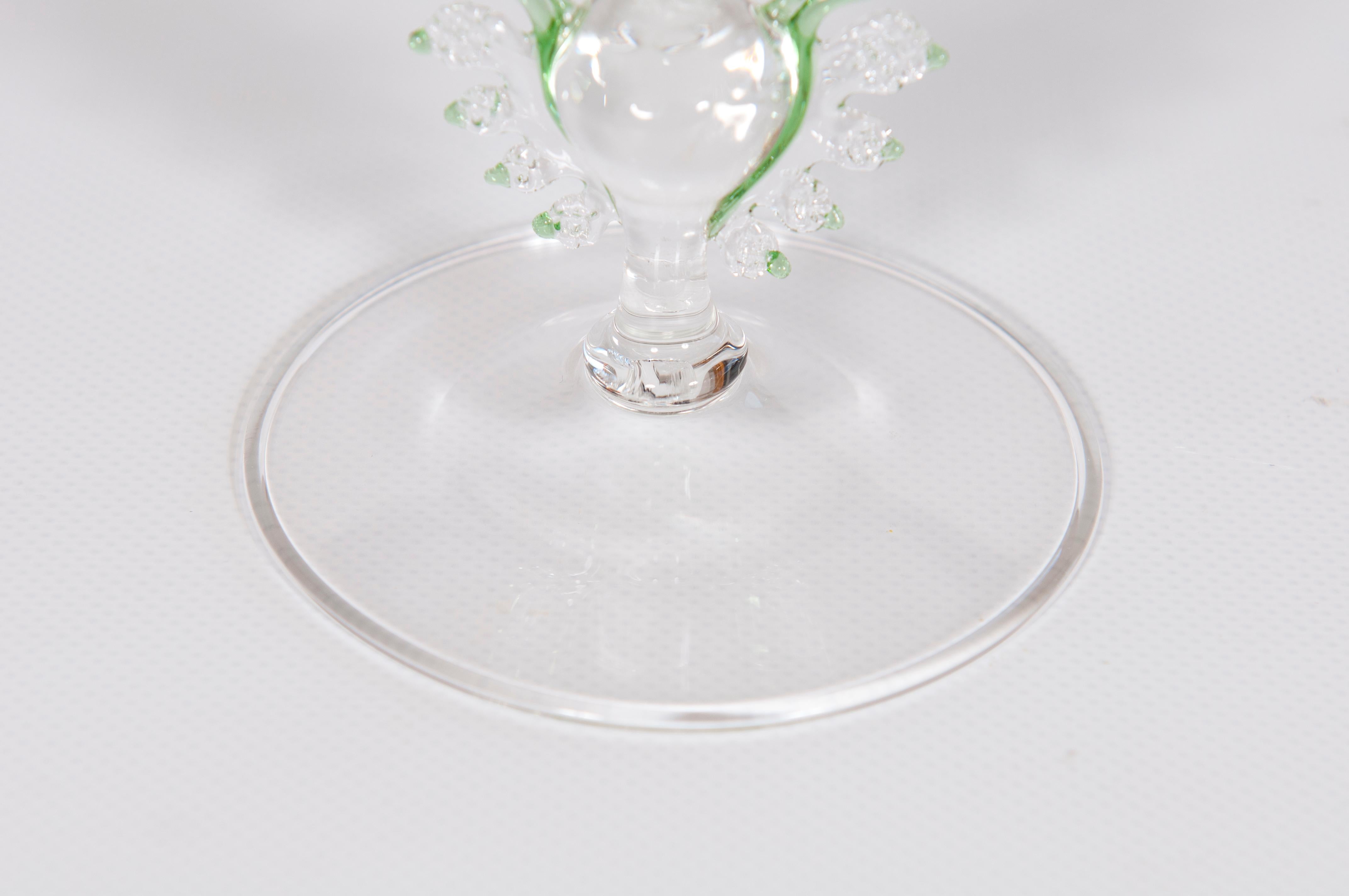 Flötenvase aus modernem Murano-Glas mit Filigranapplikationen, Mitte des Jahrhunderts, um 1970 im Angebot 7