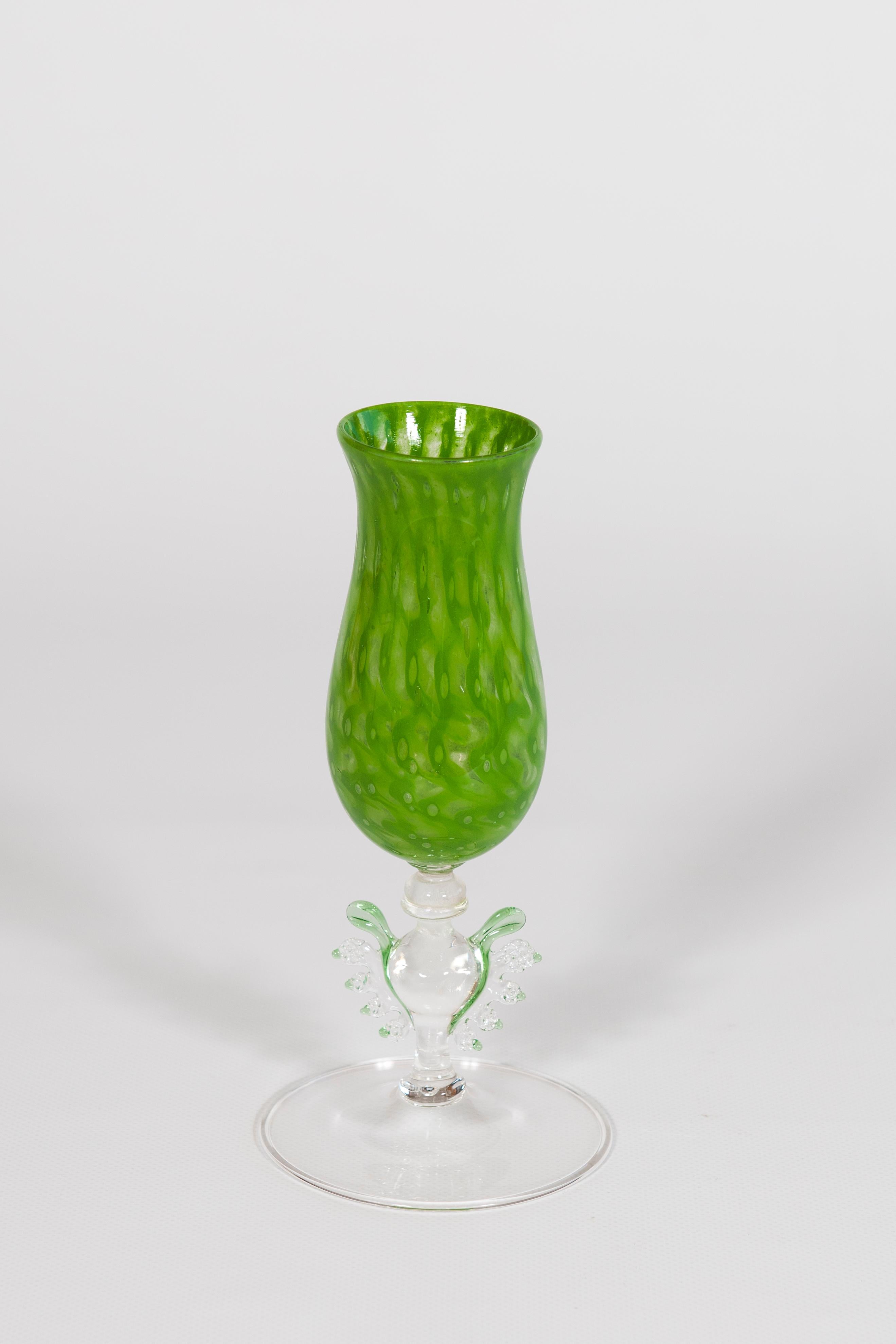 Flötenvase aus modernem Murano-Glas mit Filigranapplikationen, Mitte des Jahrhunderts, um 1970

Diese exquisite Flötenvase aus Murano-Glas aus der Mitte des Jahrhunderts, die aus den 1970er Jahren stammt, ist ein beeindruckendes Beispiel für
