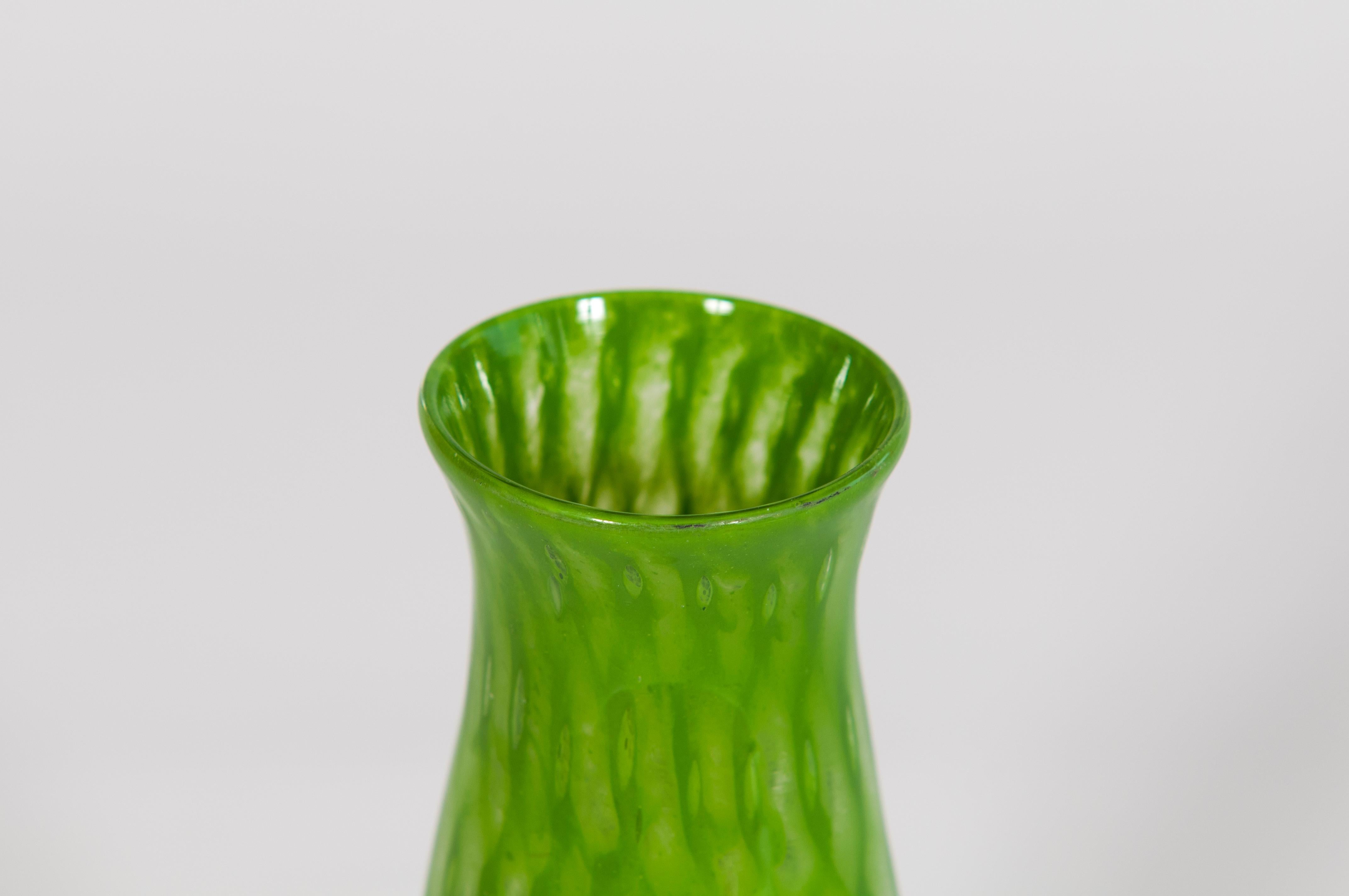 Flötenvase aus modernem Murano-Glas mit Filigranapplikationen, Mitte des Jahrhunderts, um 1970 (Moderne der Mitte des Jahrhunderts) im Angebot