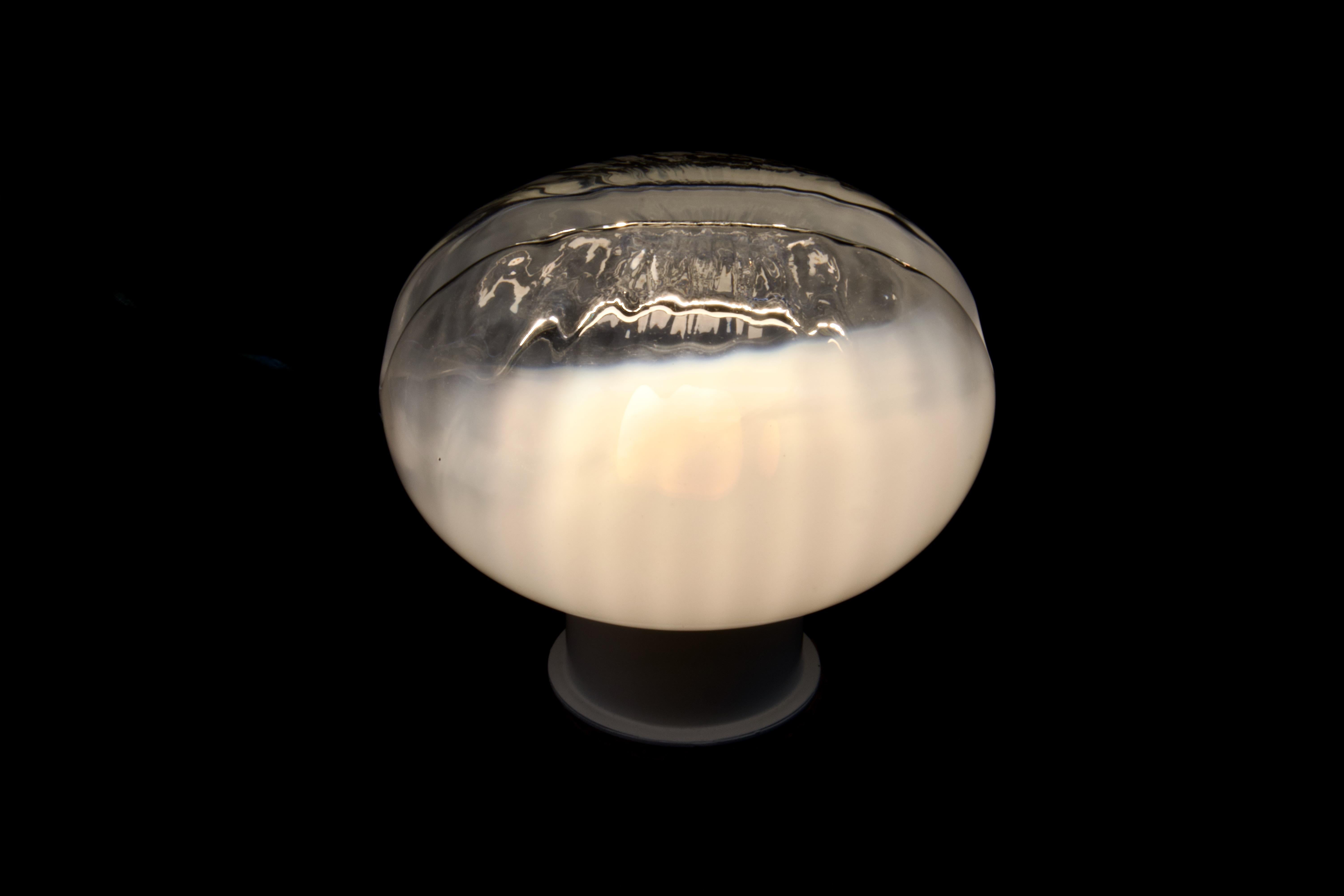 Extraordinaire et magnifique, cette lampe de table champignon en verre de Murano soufflé au milieu du siècle dernier a été fabriquée par Mazzega, en Italie, dans les années 1970. Il a été conçu par Carlo Nason et/ou Toni Zuccheri. La lampe peut être