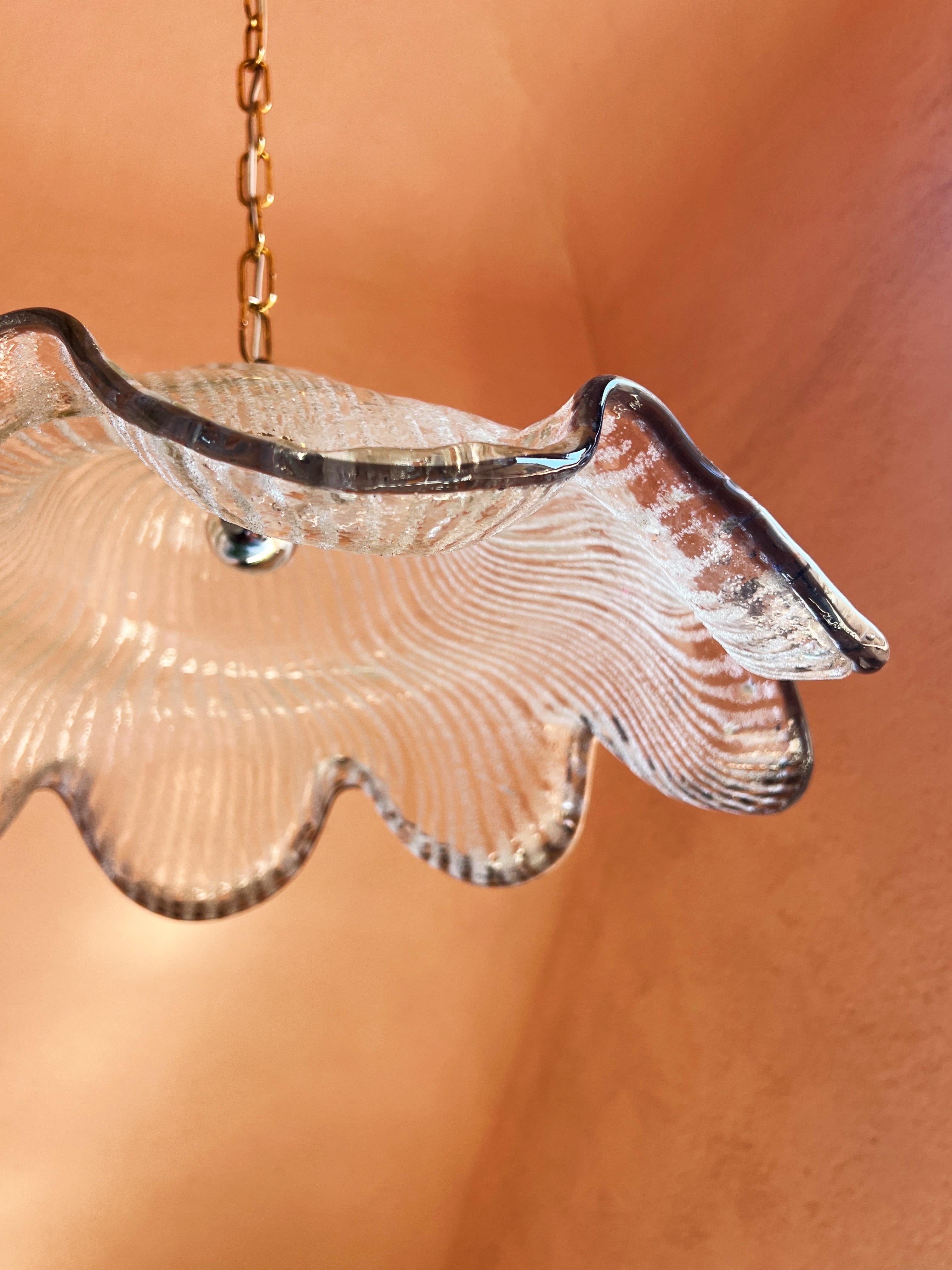 This elegant pendant light features Murano glass with a striking deep purple border along the edge. The transparent glass is adorned with a distinctive tiger stripe pattern throughout. The height, including the chain, is 70 cm / 27.5 inches. 