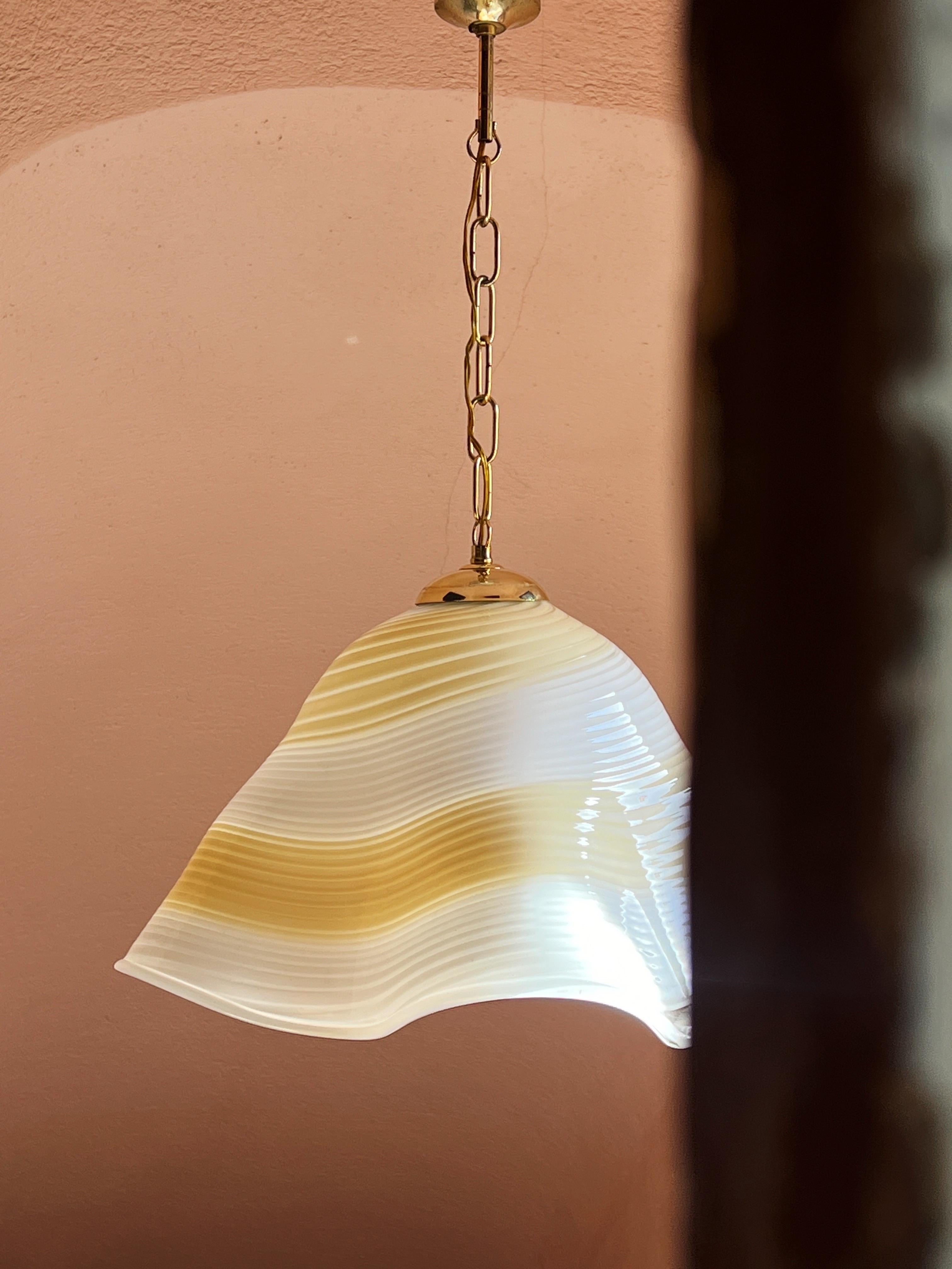 Lampada a sospensione in vetro di Murano della metà del secolo scorso Fazzoletto Handkerchief swirl in vendita 3