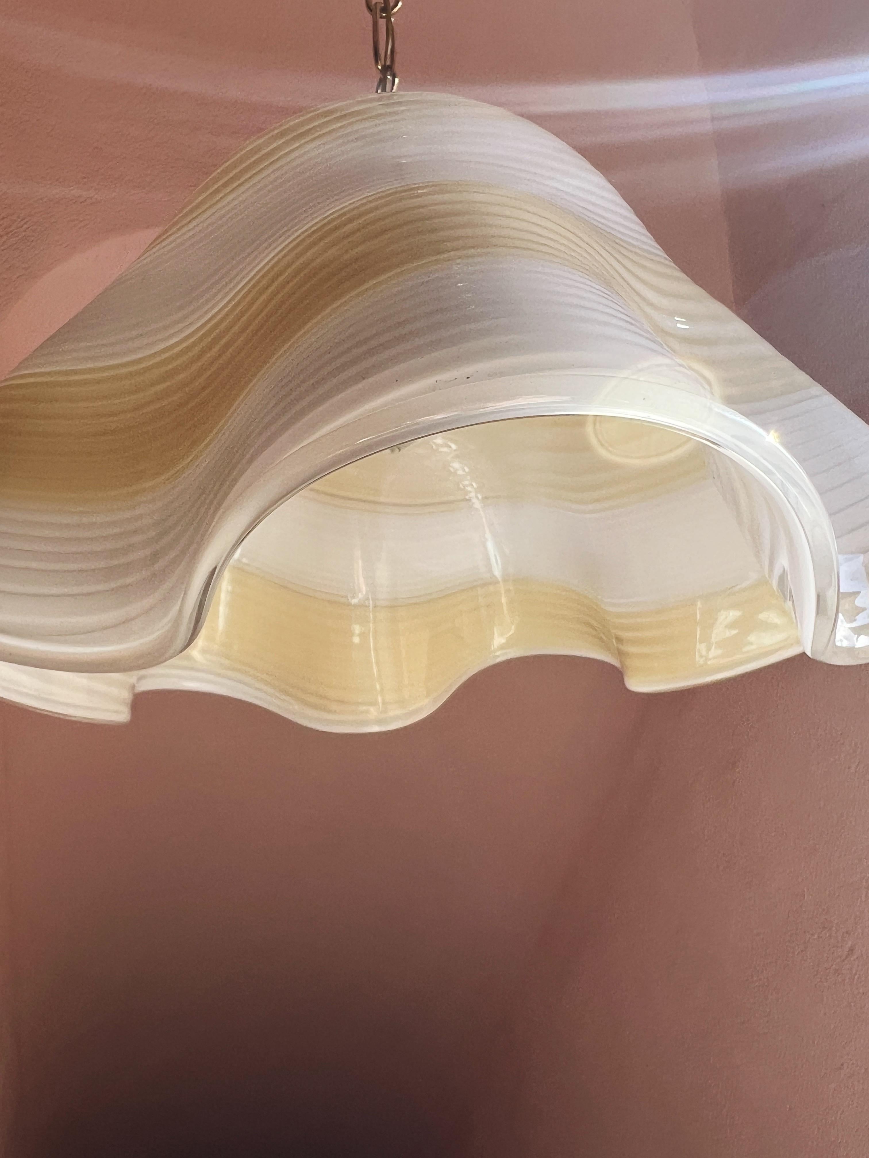 Mid-Century moderno Lampada a sospensione in vetro di Murano della metà del secolo scorso Fazzoletto Handkerchief swirl in vendita