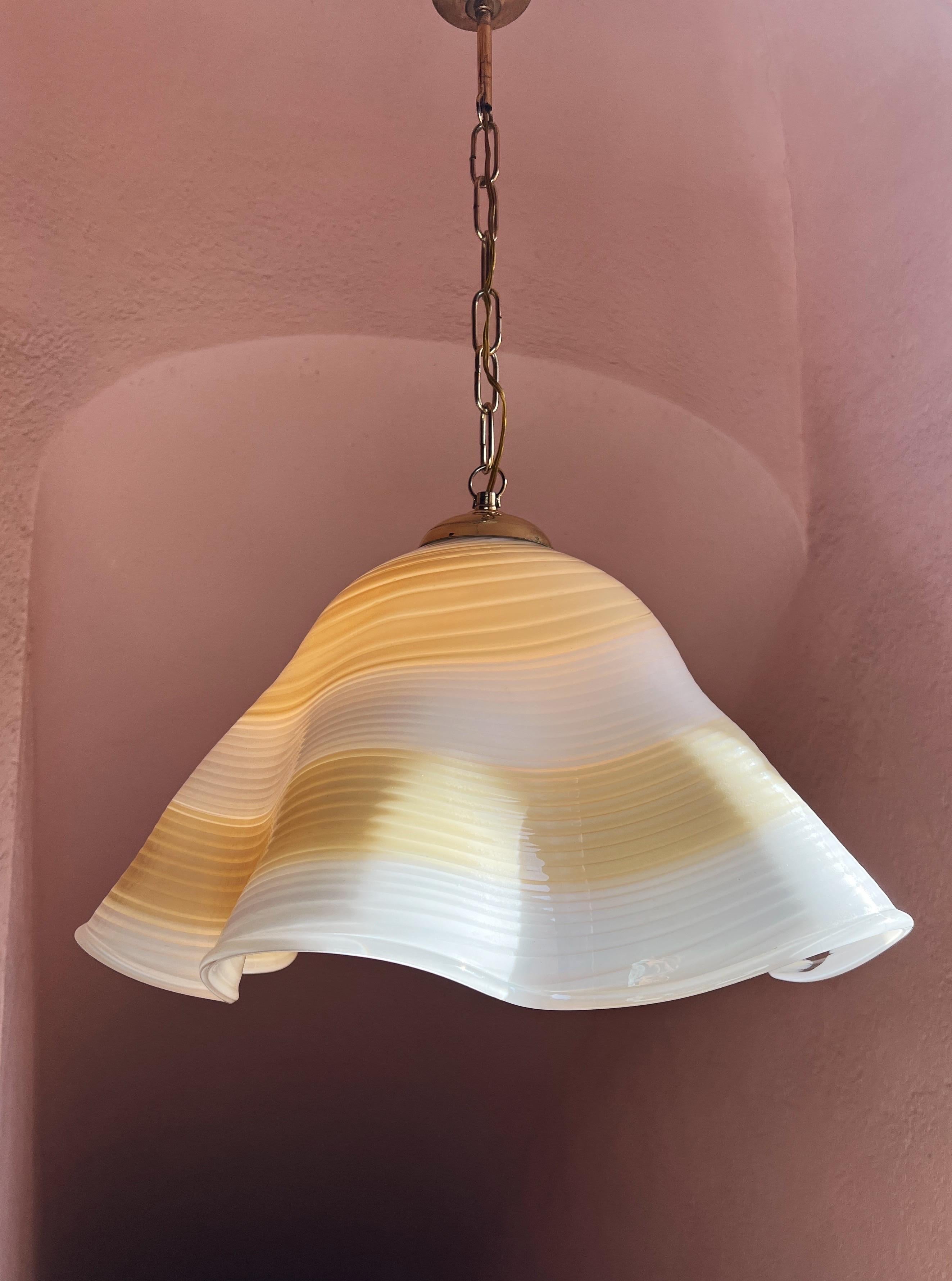 Italiano Lampada a sospensione in vetro di Murano della metà del secolo scorso Fazzoletto Handkerchief swirl in vendita