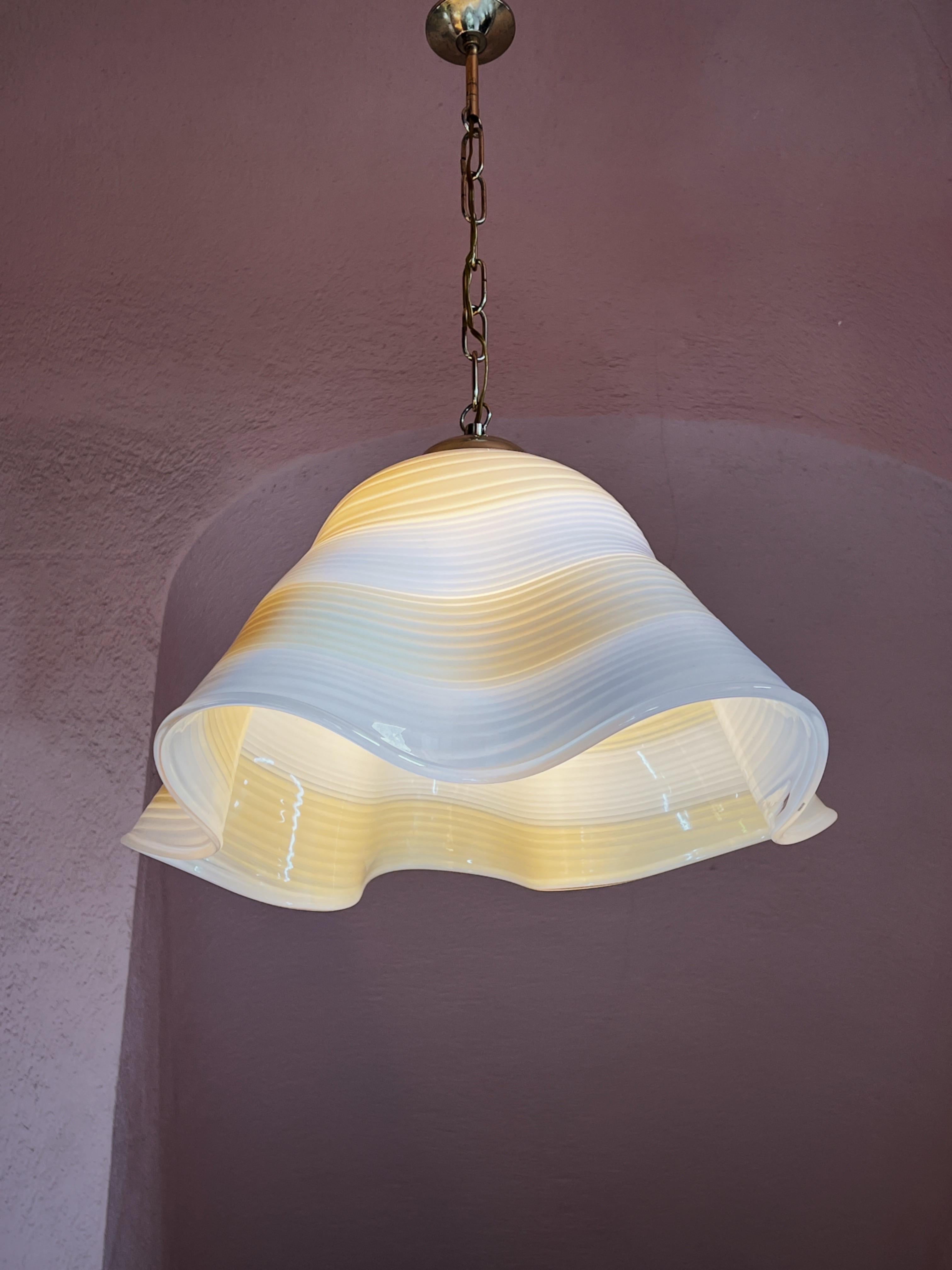 Lampada a sospensione in vetro di Murano della metà del secolo scorso Fazzoletto Handkerchief swirl In condizioni buone in vendita a Palermo, PA