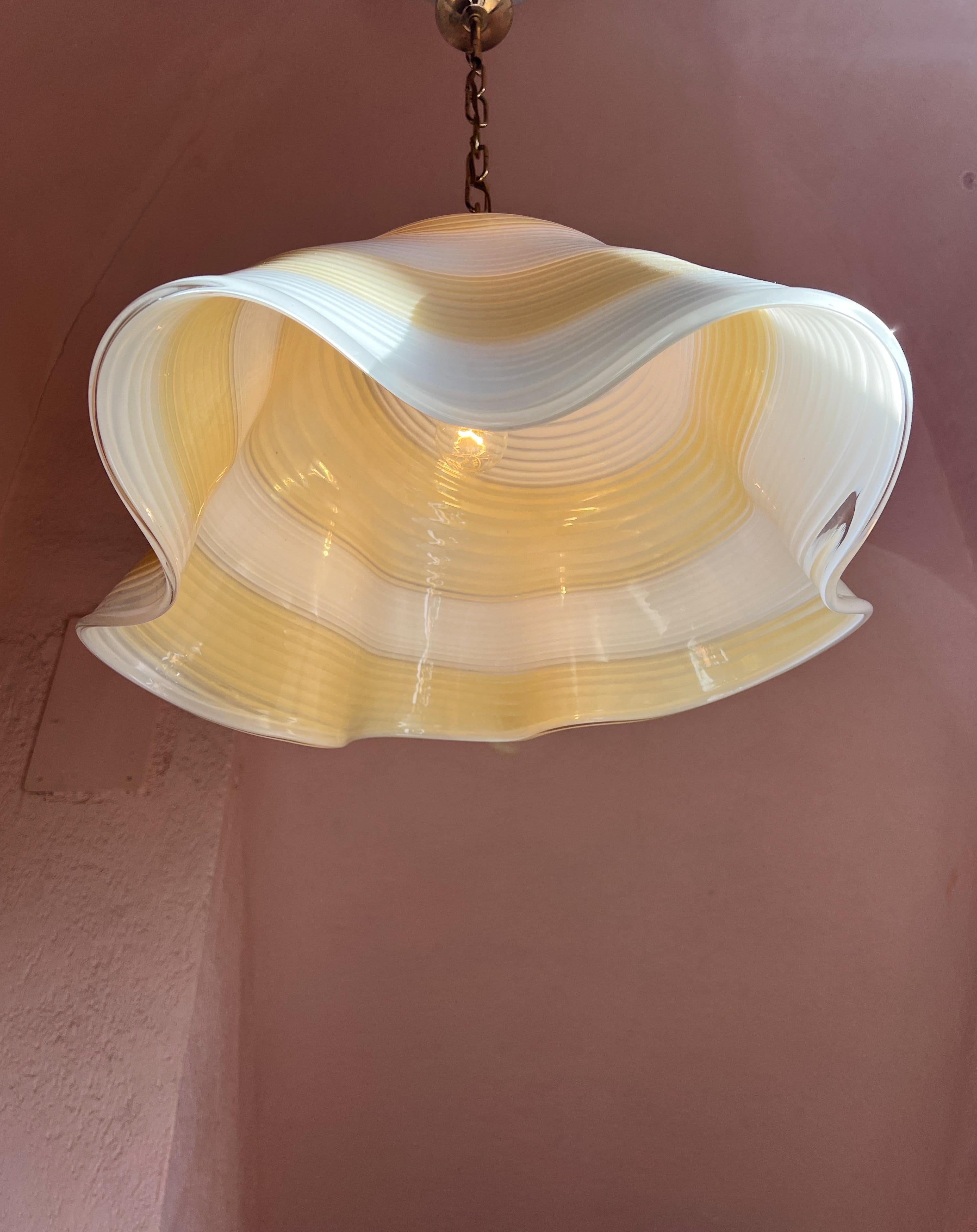 XX secolo Lampada a sospensione in vetro di Murano della metà del secolo scorso Fazzoletto Handkerchief swirl in vendita