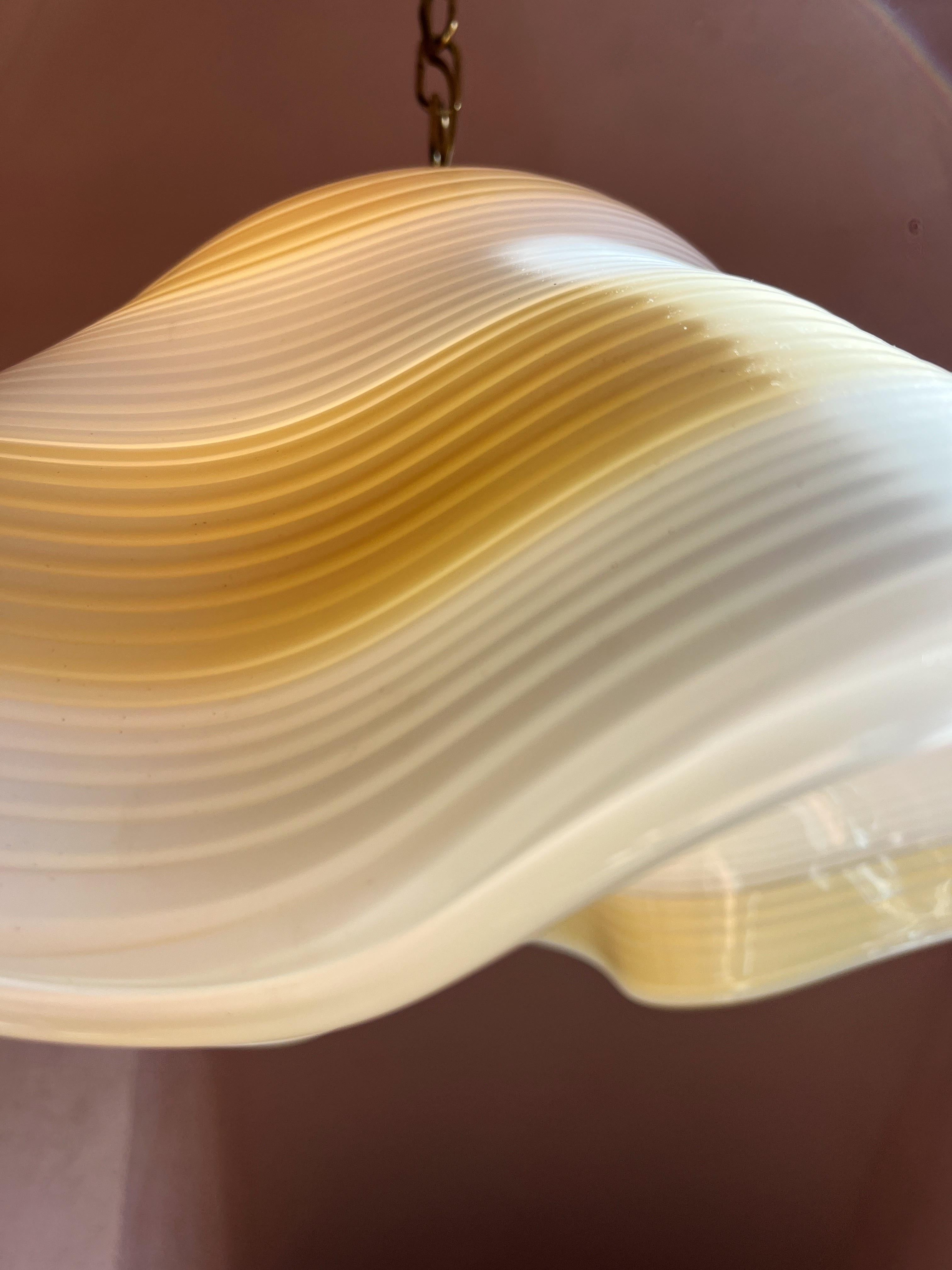 Vetro di Murano Lampada a sospensione in vetro di Murano della metà del secolo scorso Fazzoletto Handkerchief swirl in vendita