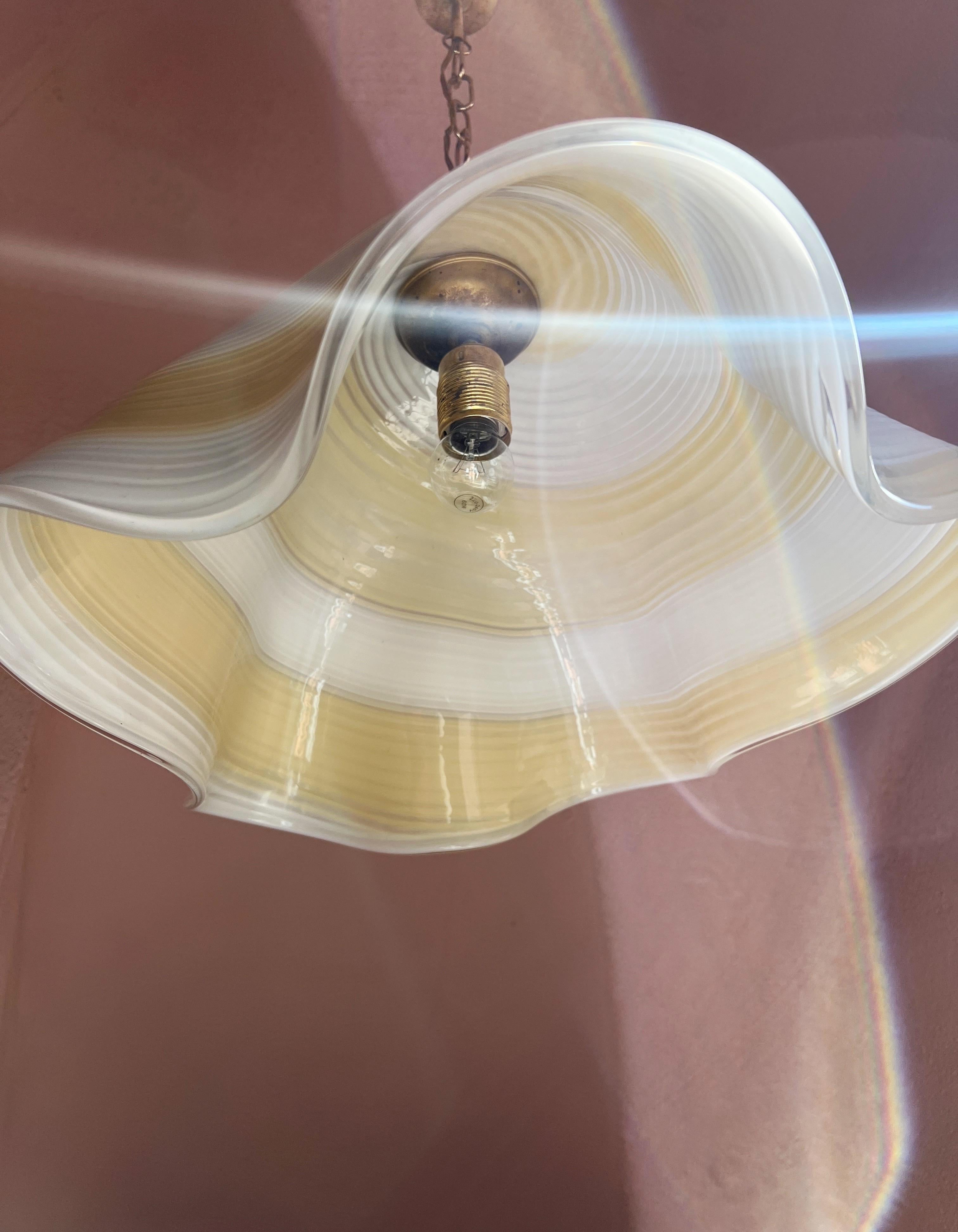 Lampada a sospensione in vetro di Murano della metà del secolo scorso Fazzoletto Handkerchief swirl in vendita 1