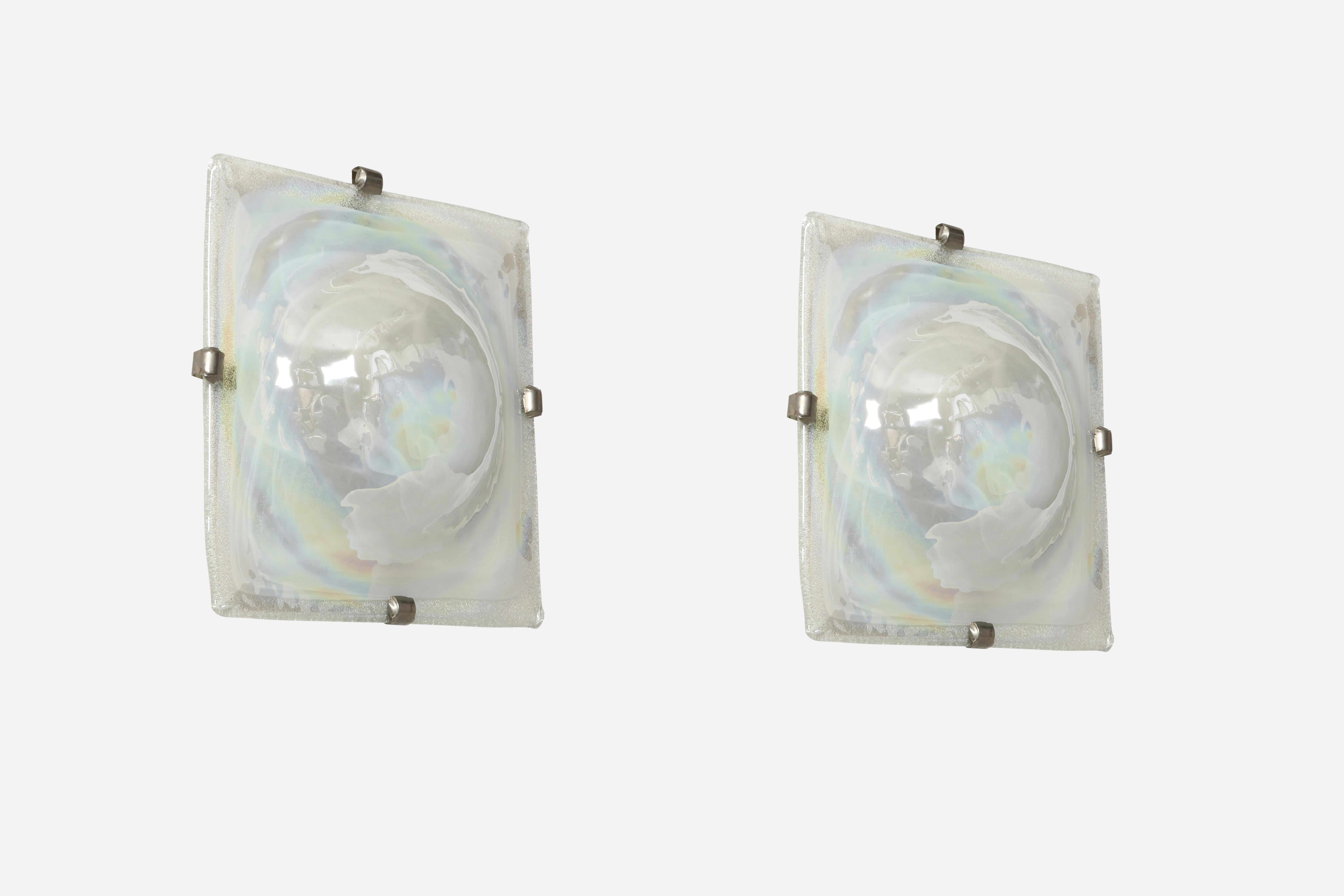 Apliques de cristal de Murano modernos de mediados de siglo.
Fabricado en Italia en la década de 1960.
Cristal de Murano en color nácar.
Cada aplique admite 1 bombilla de casquillo mediano.
Recableado estadounidense gratuito previa solicitud.
El