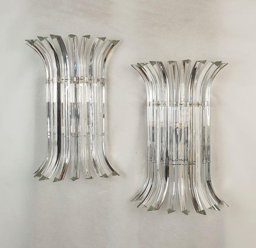 Paar große geometrische Murano-Glasleuchten aus der Jahrhundertmitte, Venini Italien 1980.
Ein modernes Design für diese Wandleuchten aus klarem Murano-Glas mit Chromhalterungen von Triedri.
Die Vintage-Wandleuchter haben jeweils 2 Leuchten und sind