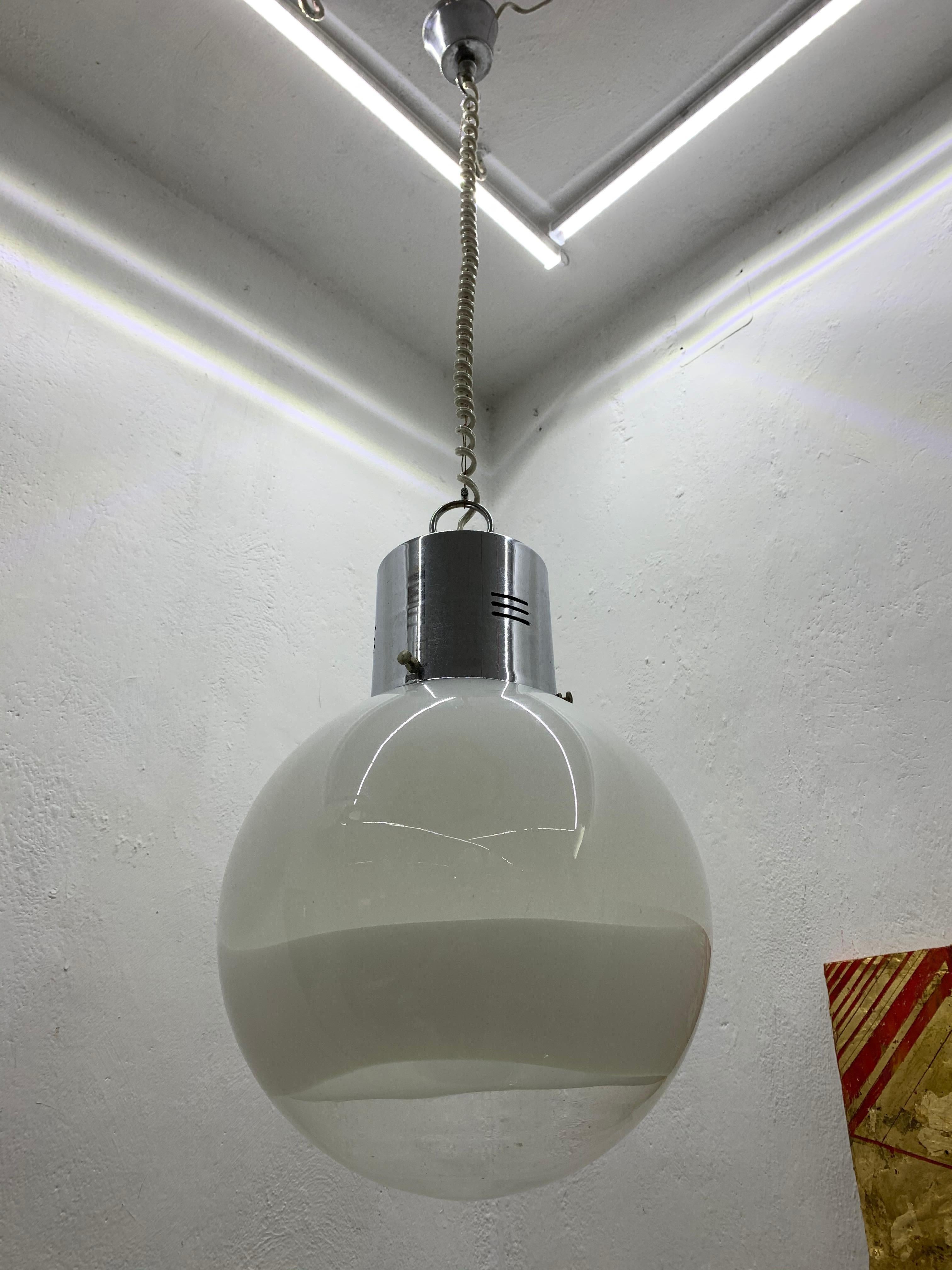 Mid-Century Modern chandelier / pendant light in clear and white hand blown Murano glass, in the style of Carlo Nason and attributed to Mazzega, circa 1970
Diameter is 30 cm and height of the ball including the hardware is 130cm which can easily be