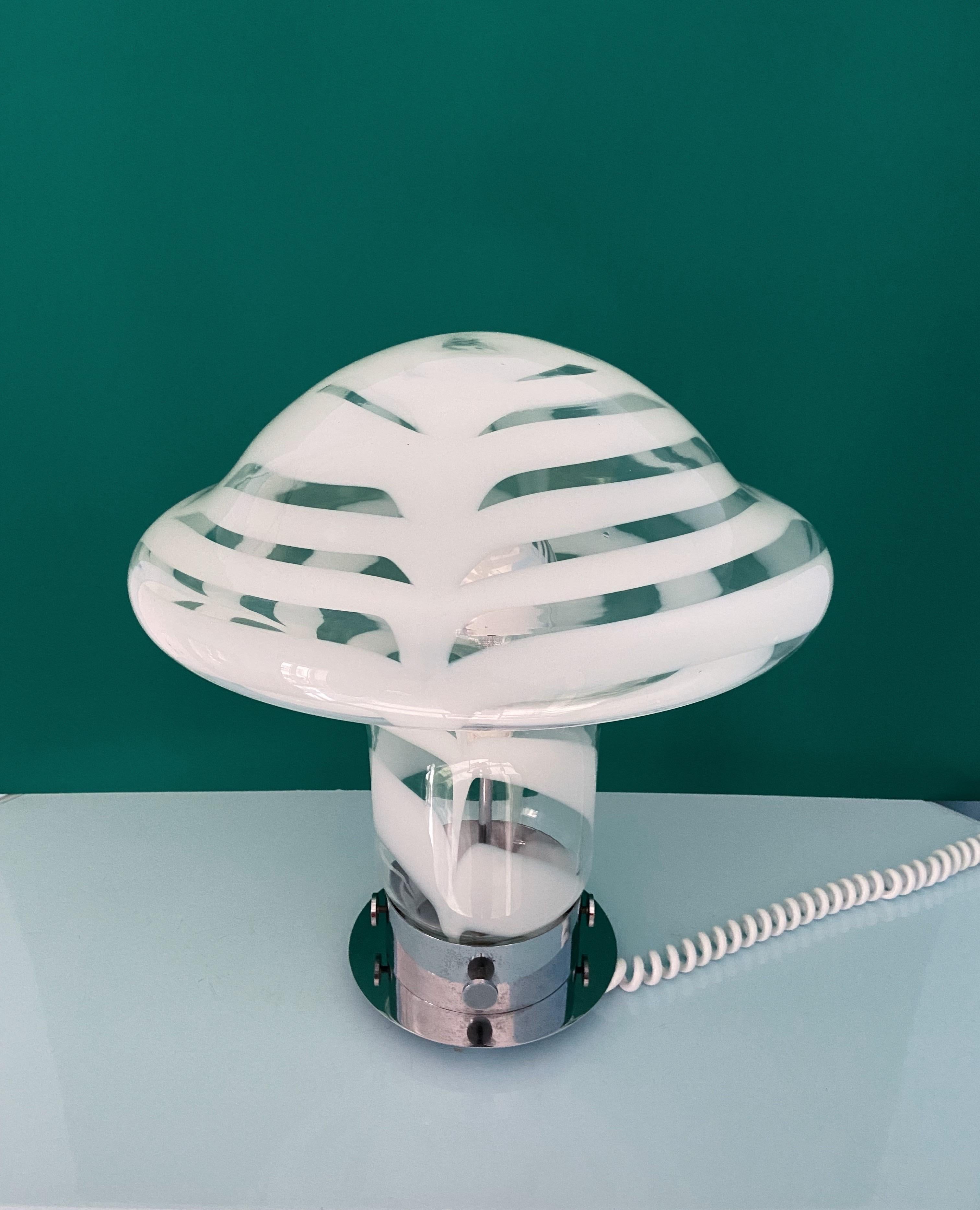 Mid-Century Modern Murano Glass Table Lamp by Carlo Nason, 1970s In Good Condition For Sale In Palermo, PA