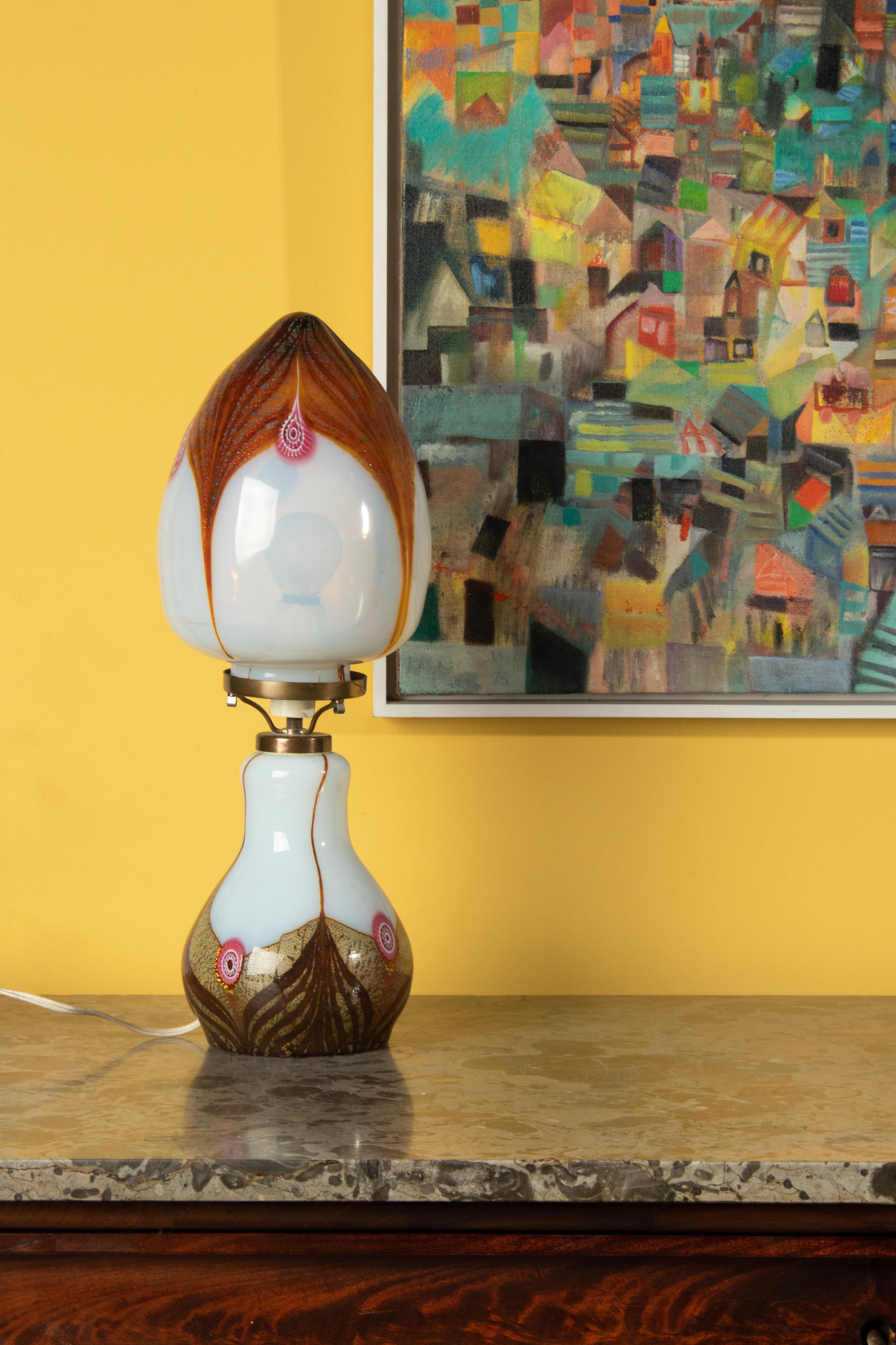 Belle lampe de table vintage en verre de Murano multicolore.
La lampe n'est pas marquée, le fabricant est inconnu. La lampe date d'environ 1960 et est en très bon état.