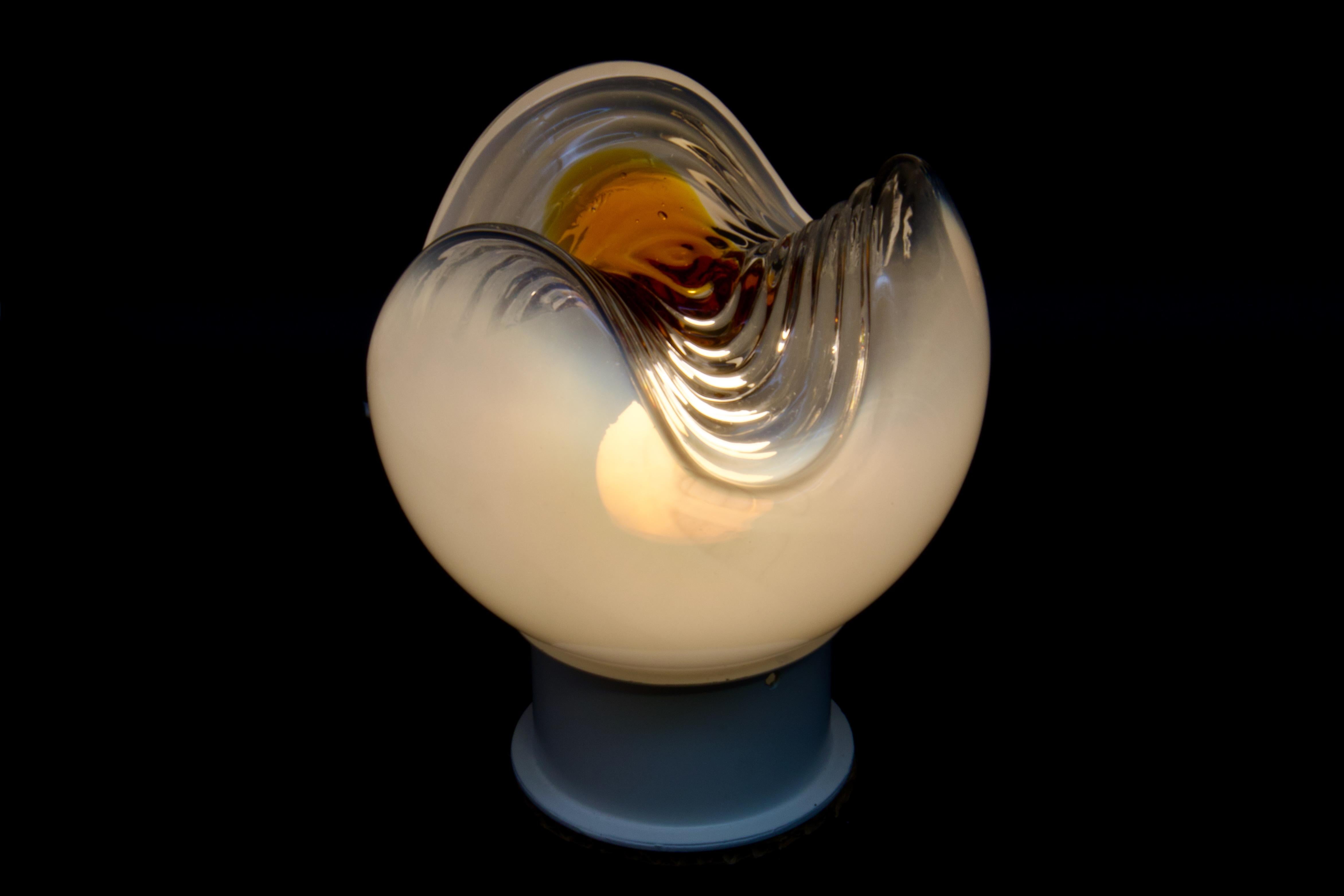 Extraordinaire et magnifique, cette lampe de table en verre d'art de Murano, soufflée à la main, a été fabriquée par Mazzega, en Italie, dans les années 1970. Il a été conçu par Carlo Nason et/ou Toni Zuccheri. La lampe peut être utilisée comme
