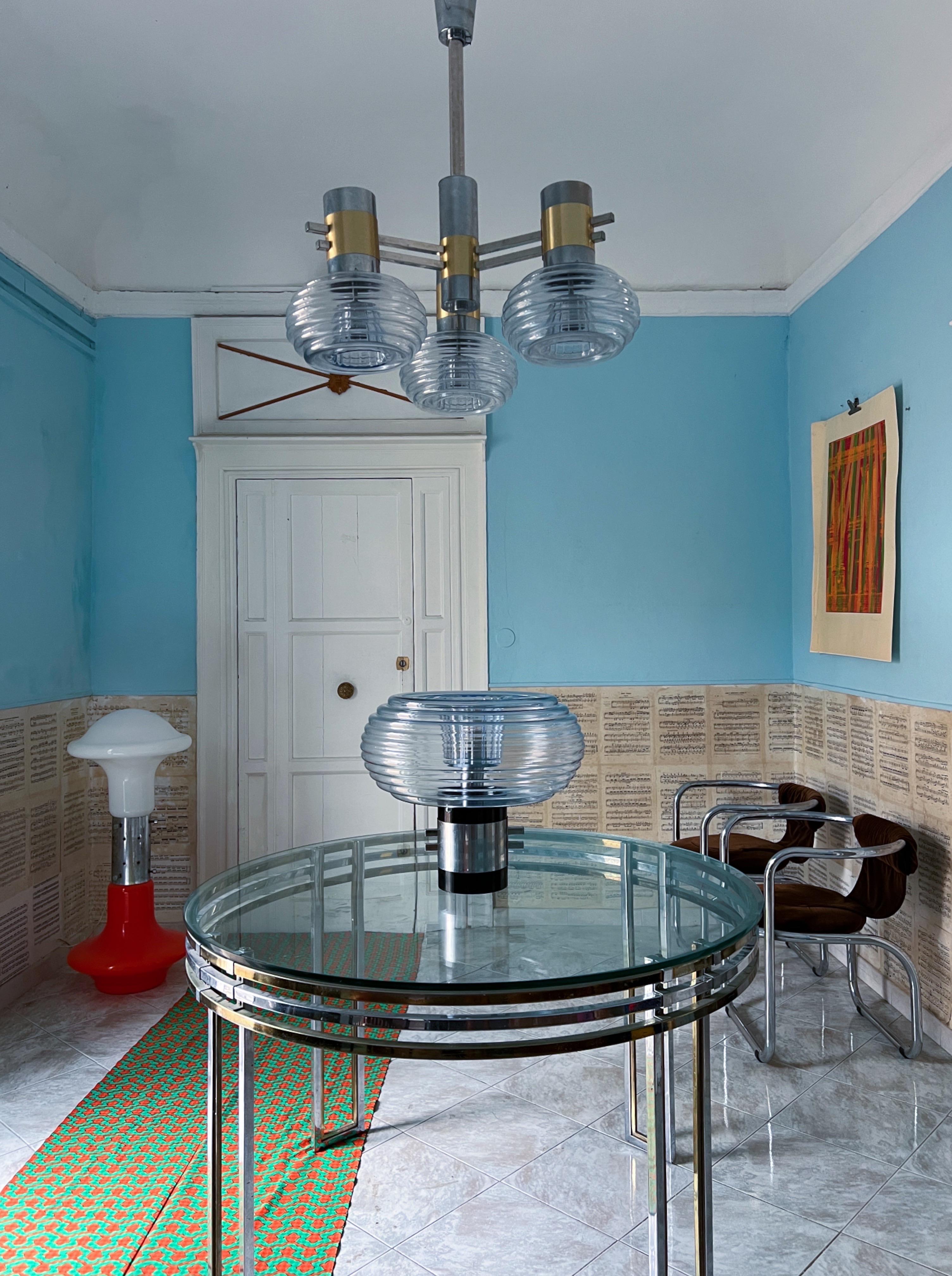 Esta exquisita lámpara de sobremesa de Gaetano Sciolari ejemplifica el diseño moderno de mediados de siglo con su cristal de Murano meticulosamente detallado. El cristal presenta un delicado tono azul claro y una cautivadora forma redonda con rayas