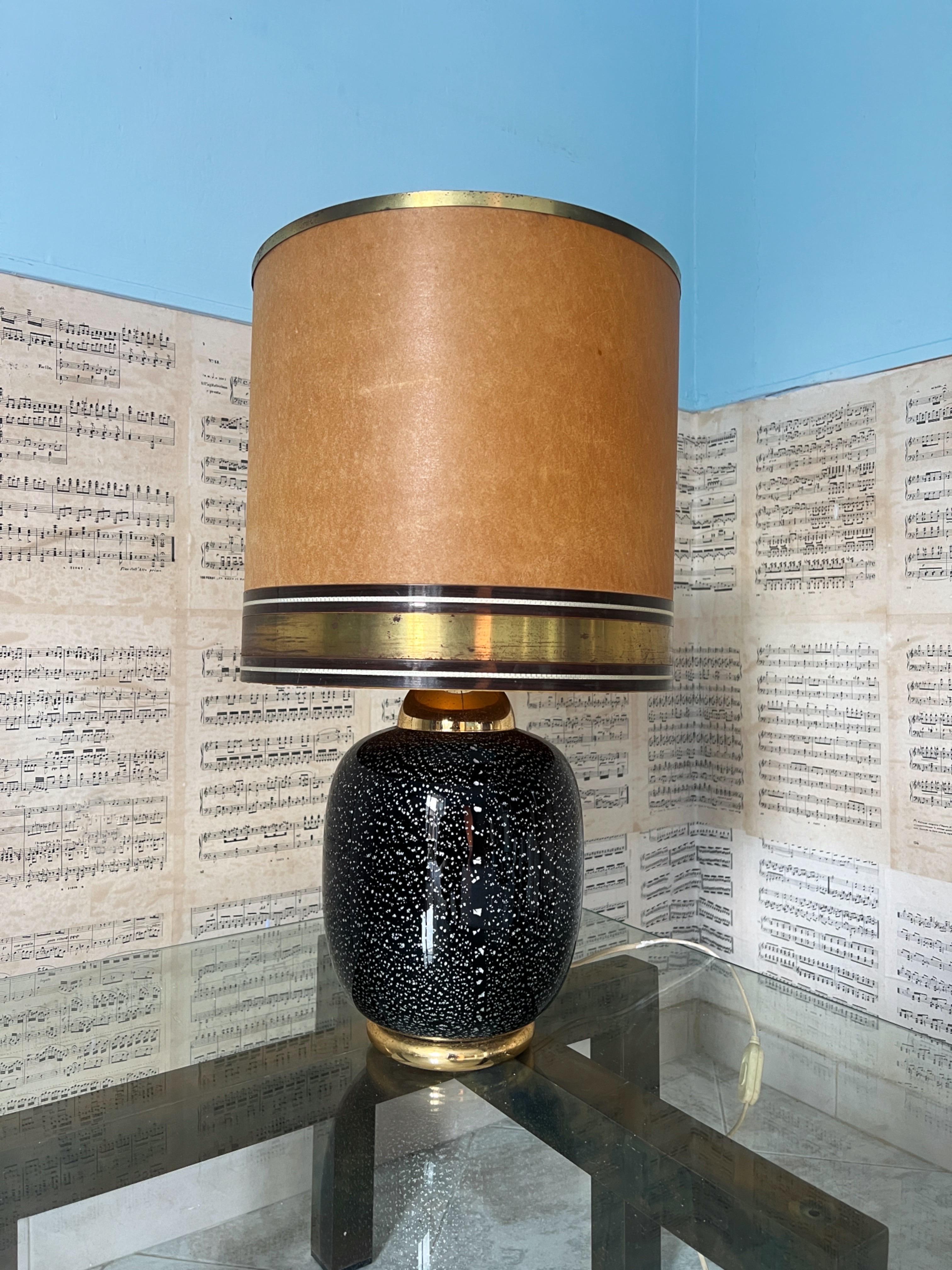 Voici une remarquable lampe de table en verre de Murano datant des années 1970. La base est composée de verre Murano d'un violet foncé riche, orné de mouchetures argentées. En regardant de près, on a l'impression de regarder dans l'espace. Associée