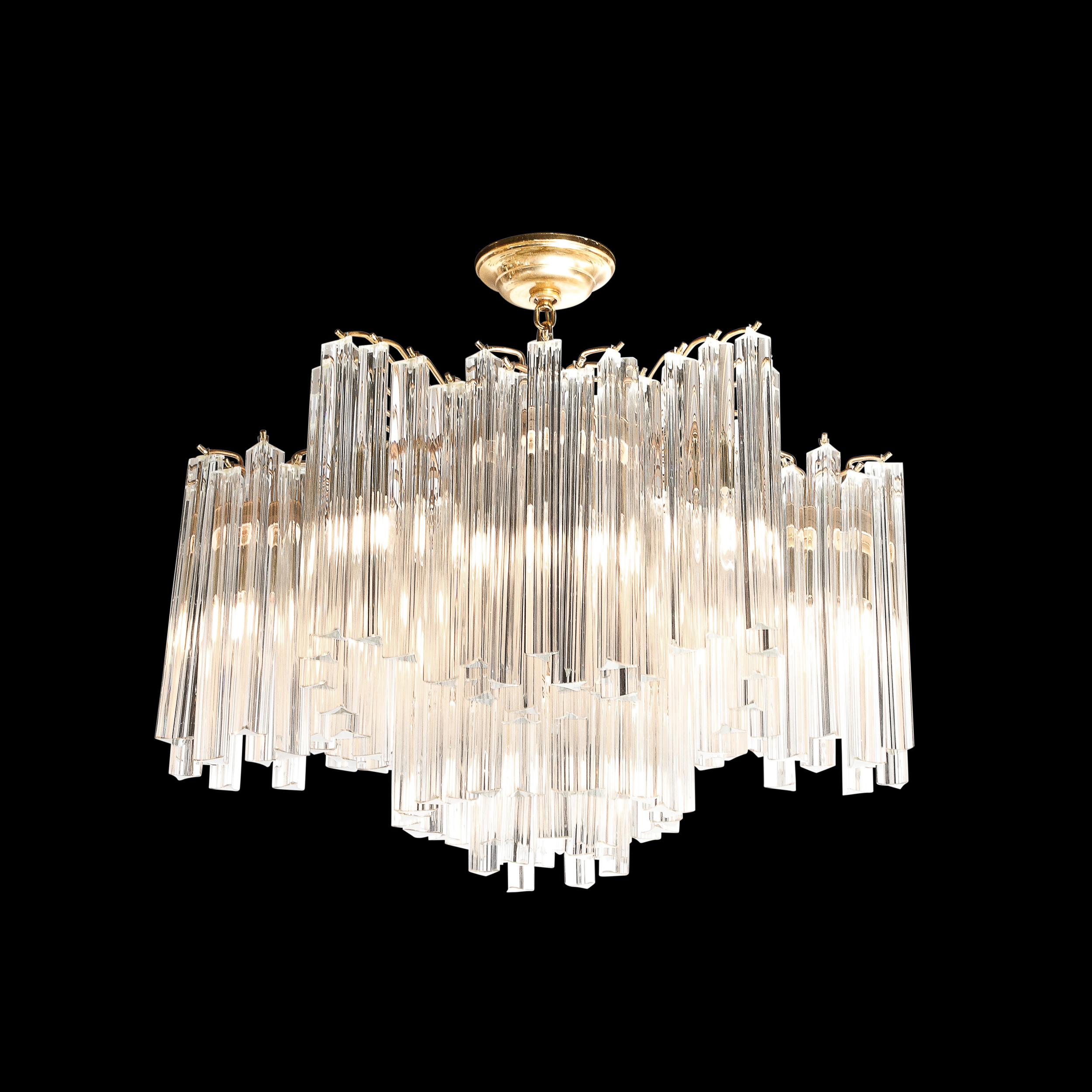 Questo straordinario lampadario Mid-Century Modern è stato realizzato a Murano, in Italia, l'isola al largo della costa di Venezia rinomata da secoli per la sua superlativa produzione di vetro. È caratterizzato da un'abbondanza di cristalli tryre in