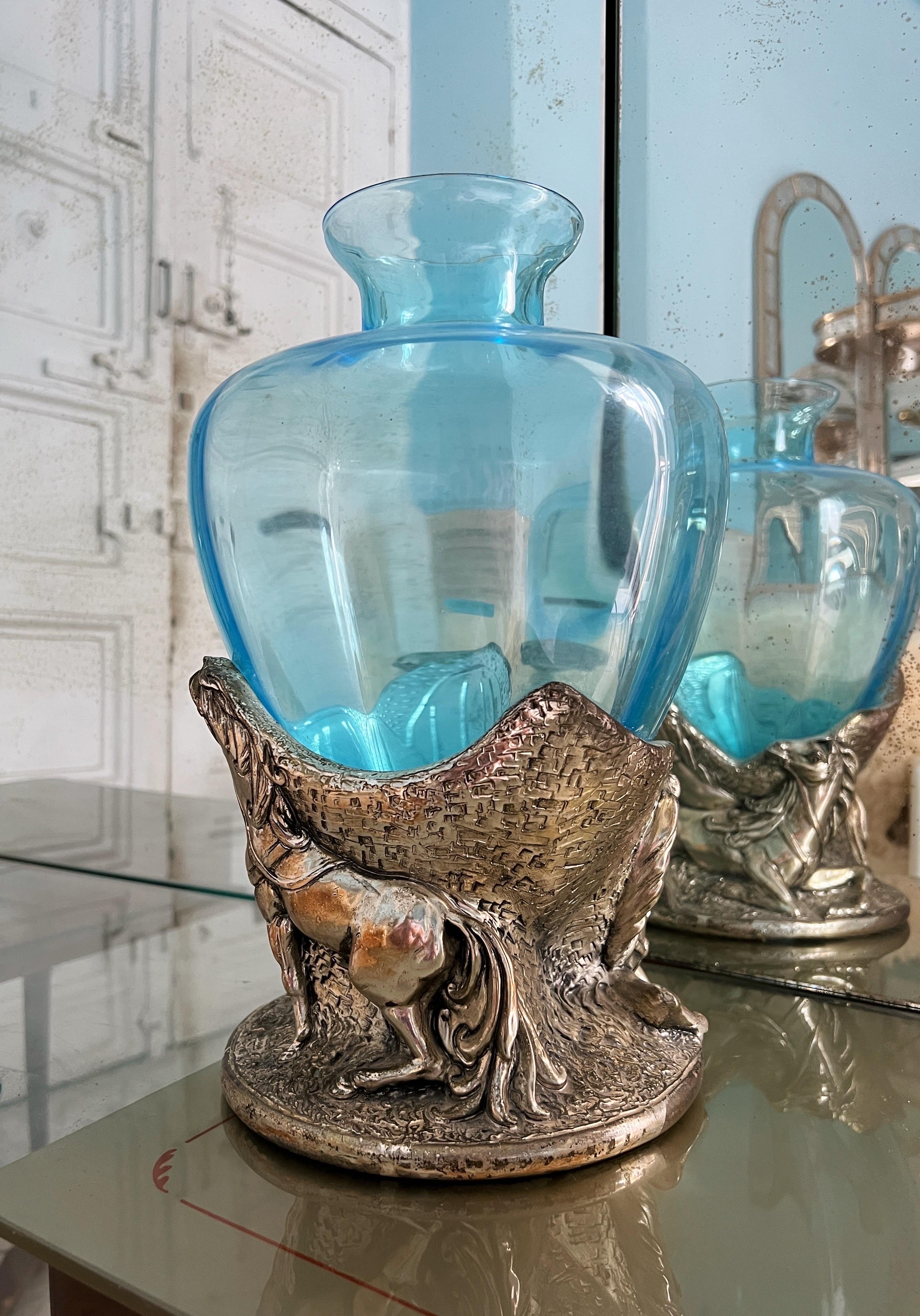 Mid-Century Modern Vase en verre de Murano moderne du milieu du siècle dernier, orné d'une sculpture représentant des chevaux en vente