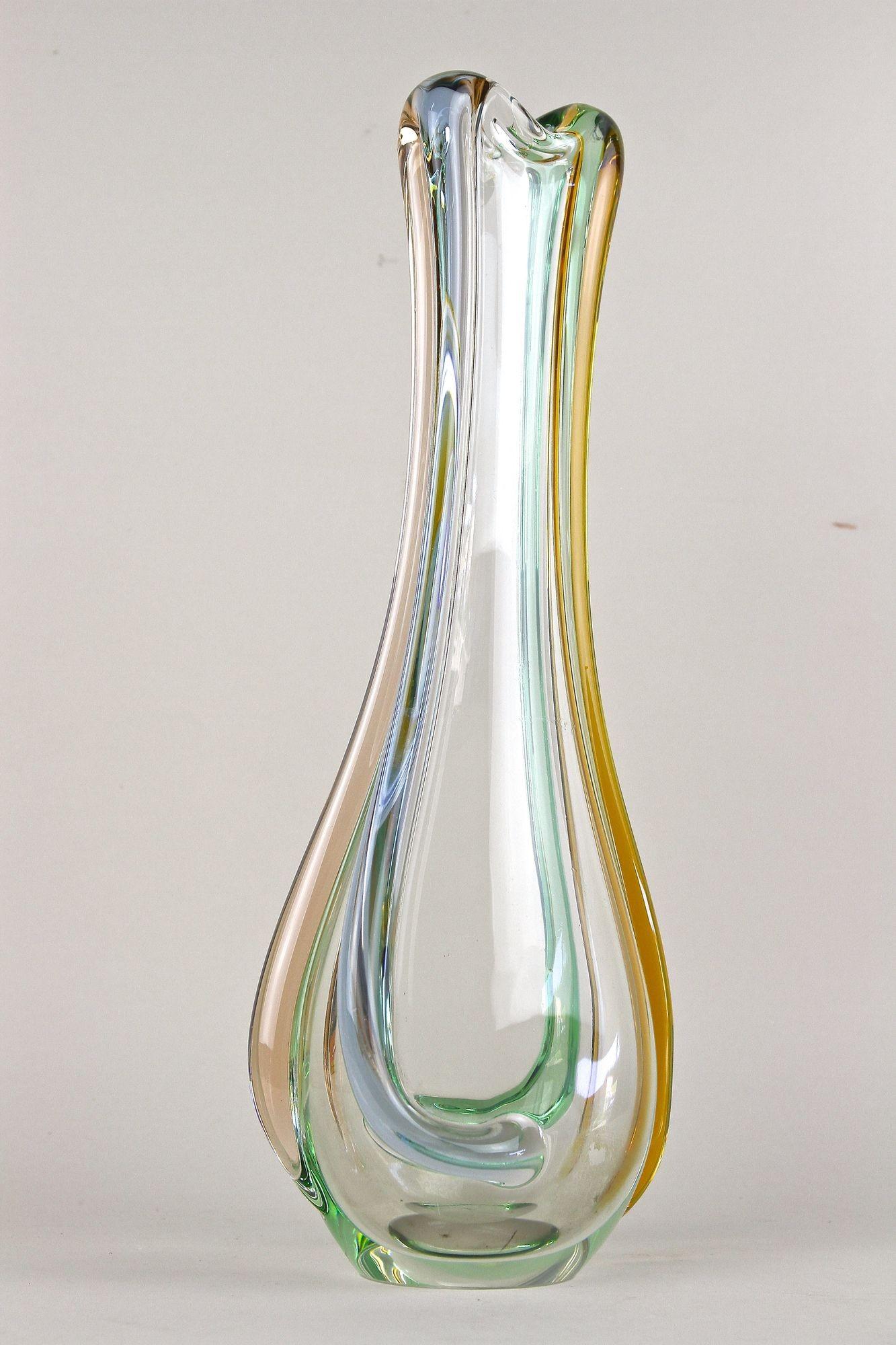 Fantastic designed mid century modern Murano glass vase from the workshops of Sommerso Murano. Another exceptional example of Murano glass art showing how timeless these eye-catching vases are, although they have been handcrafted already over 60