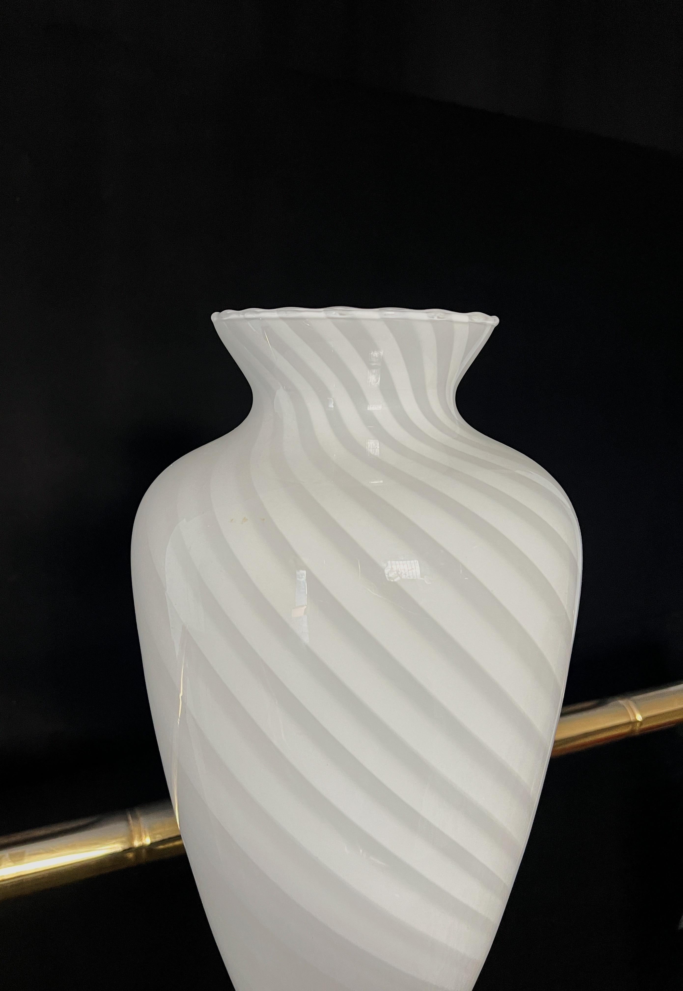 Mid Century Modern Murano Glass Vase attributed to Venini, 1970s In Good Condition For Sale In Palermo, PA