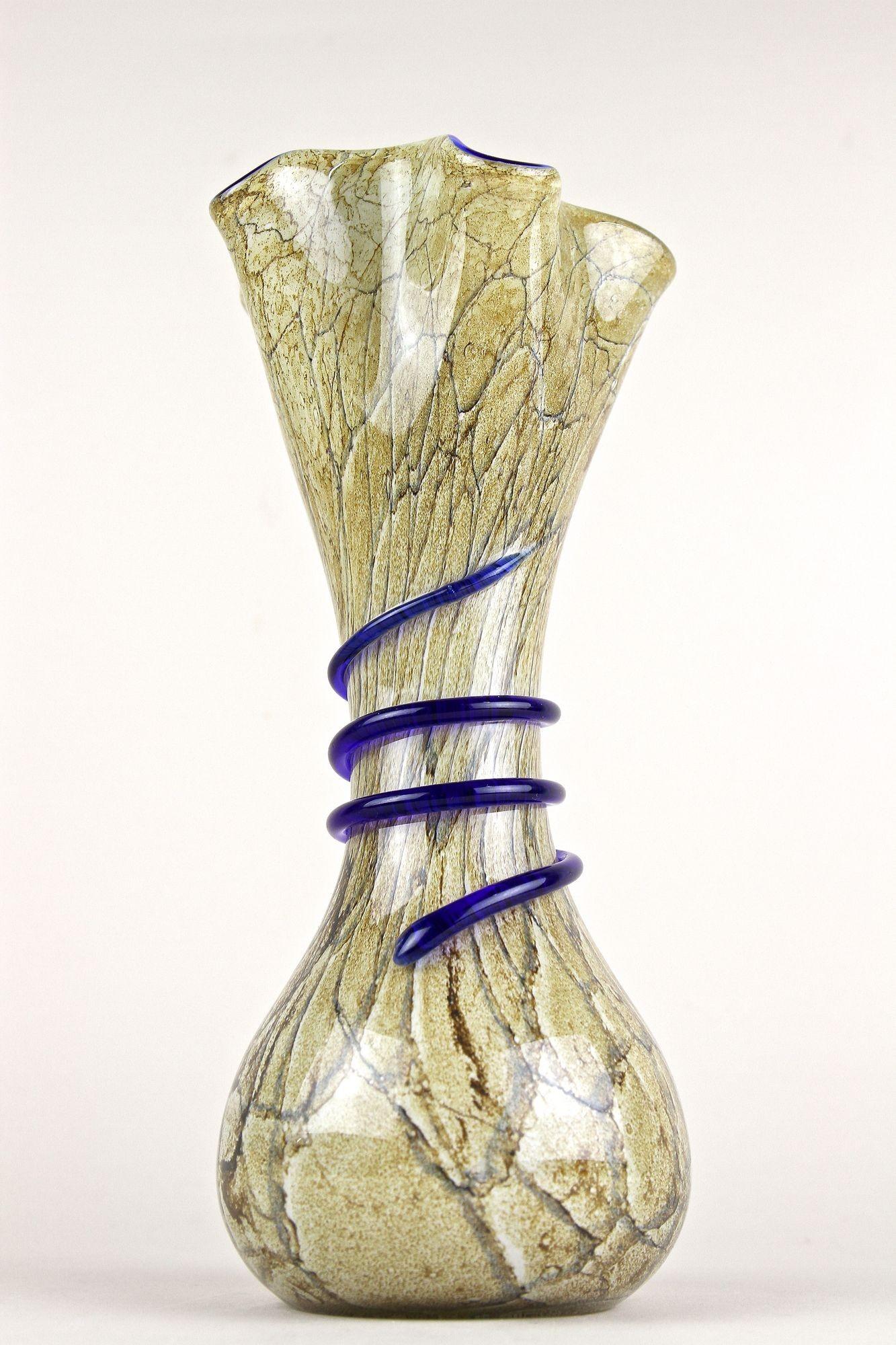 Mid Century Modern Murano Glass Vase With Blue Glass Thread, Italy ca. 1970s For Sale 4