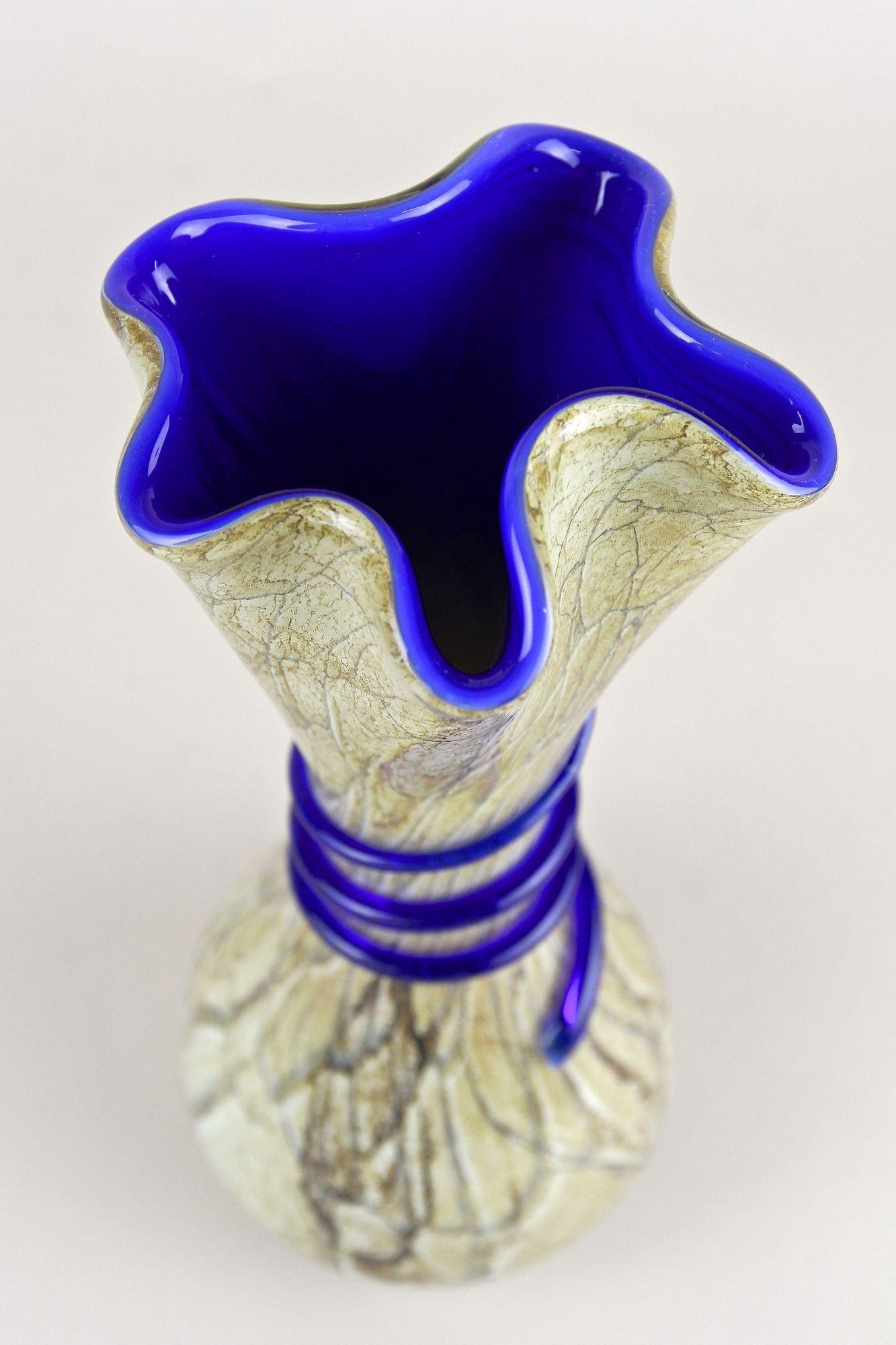 Mid Century Modern Murano Glass Vase With Blue Glass Thread, Italy ca. 1970s For Sale 9