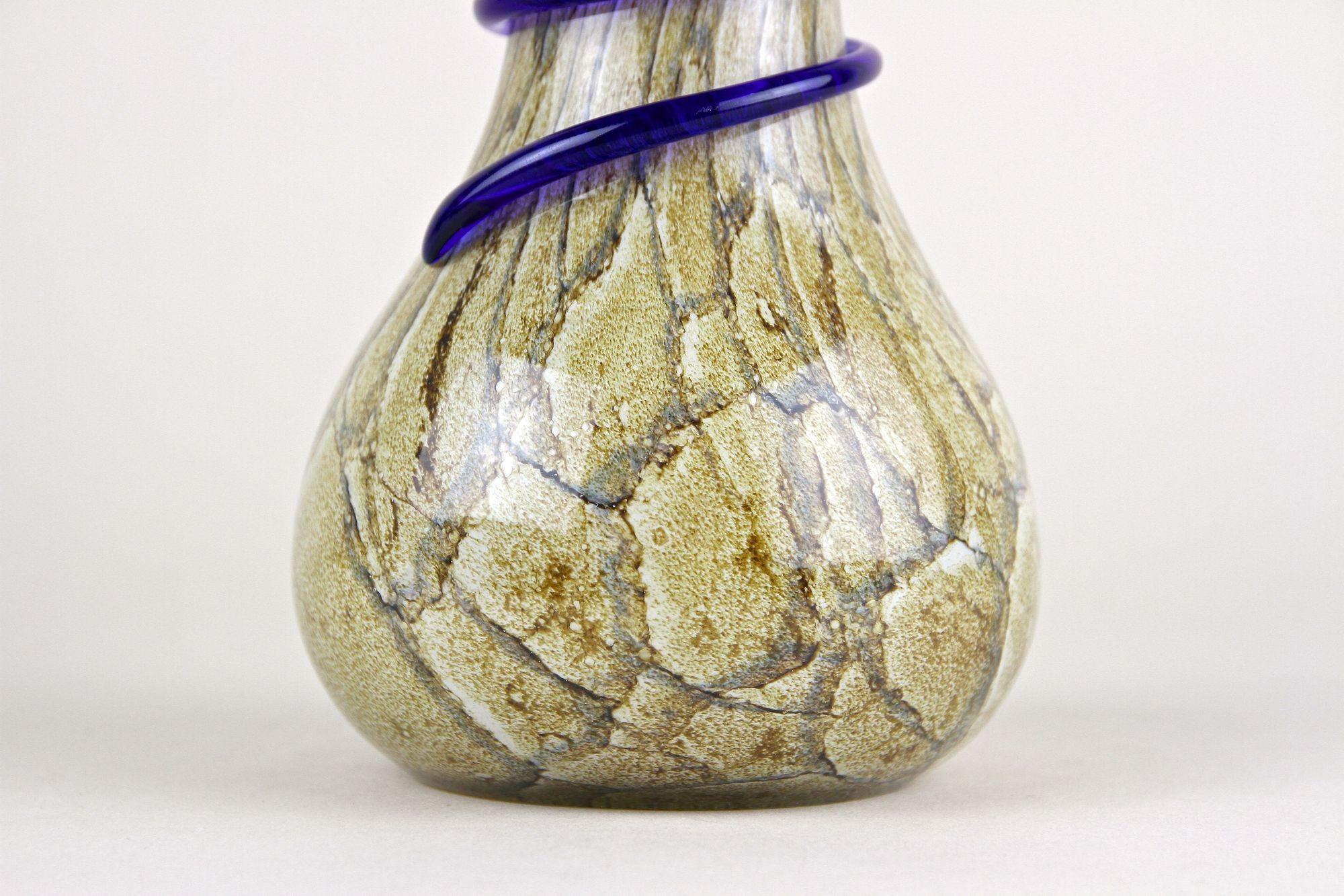 Italian Mid Century Modern Murano Glass Vase With Blue Glass Thread, Italy ca. 1970s For Sale