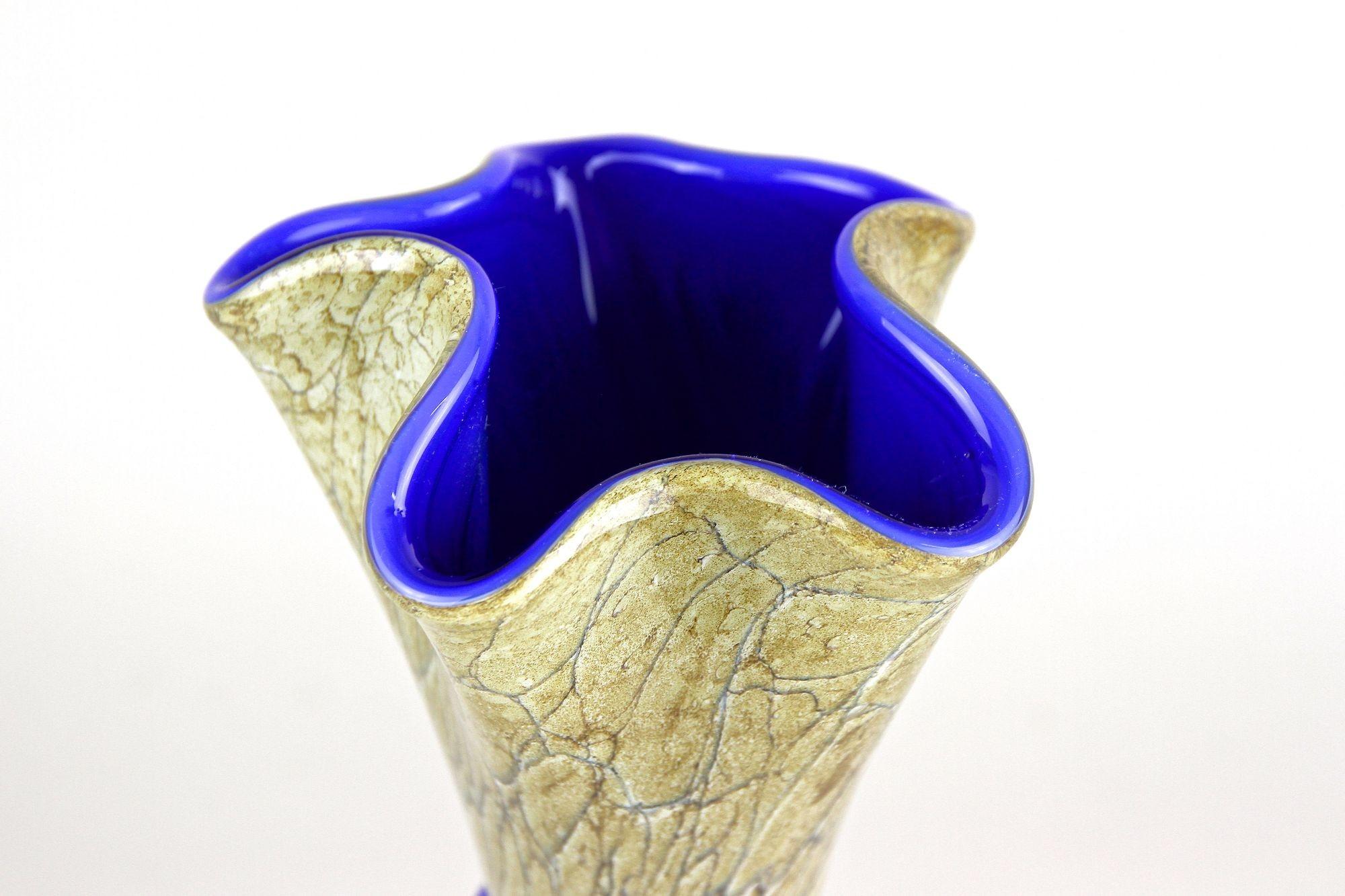 Mid Century Modern Murano Glass Vase With Blue Glass Thread, Italy ca. 1970s In Good Condition For Sale In Lichtenberg, AT