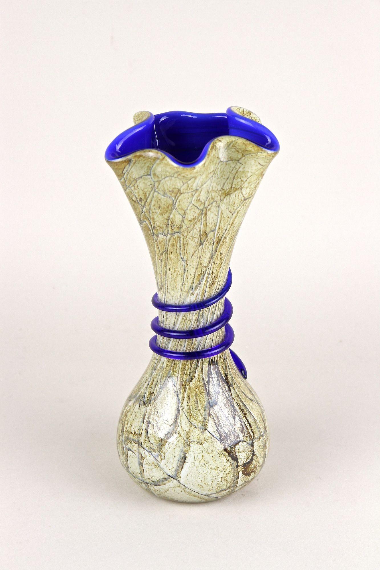 Mid Century Modern Murano Glass Vase With Blue Glass Thread, Italy ca. 1970s For Sale 1