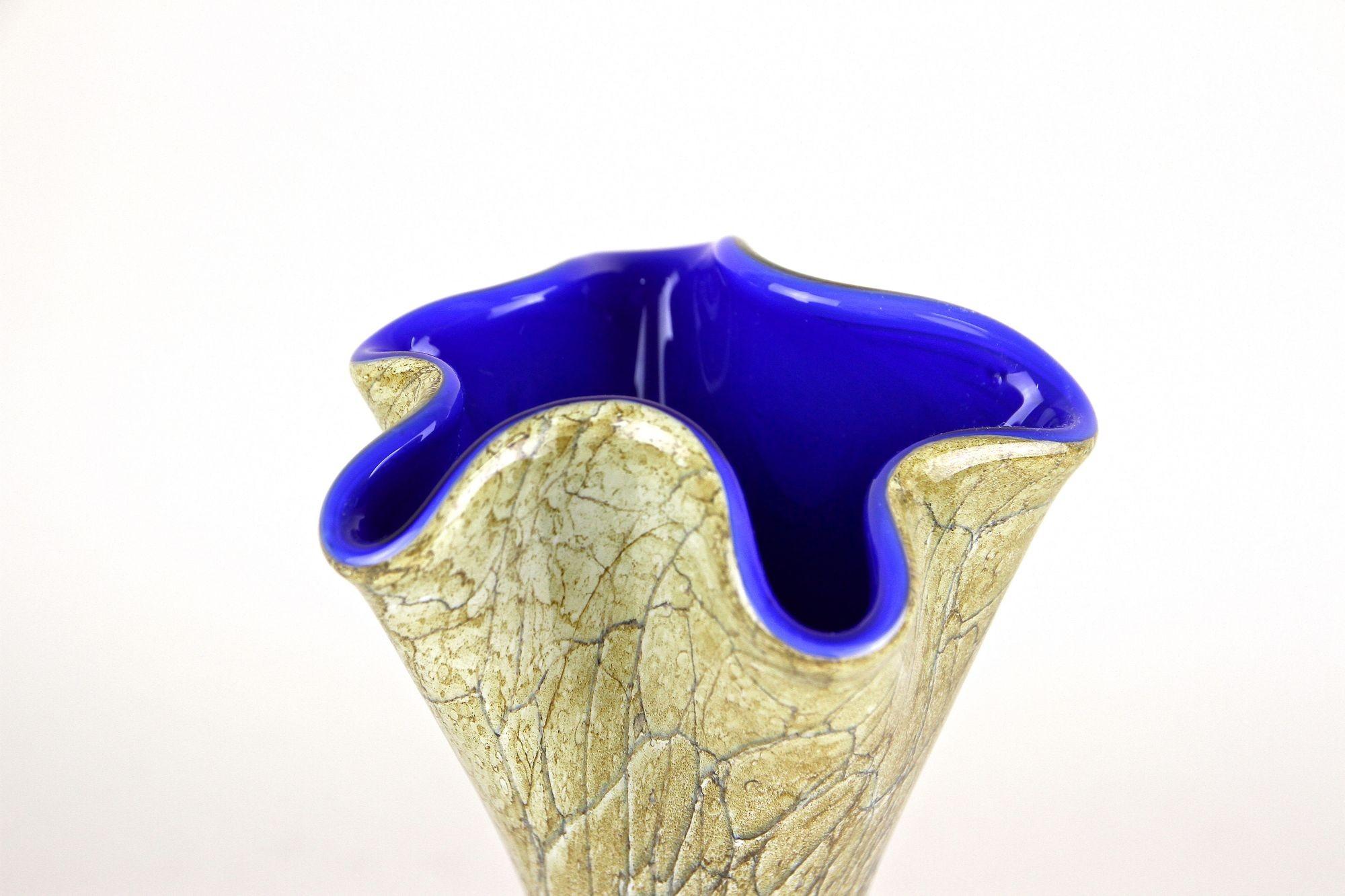 Mid Century Modern Murano Glass Vase With Blue Glass Thread, Italy ca. 1970s For Sale 3