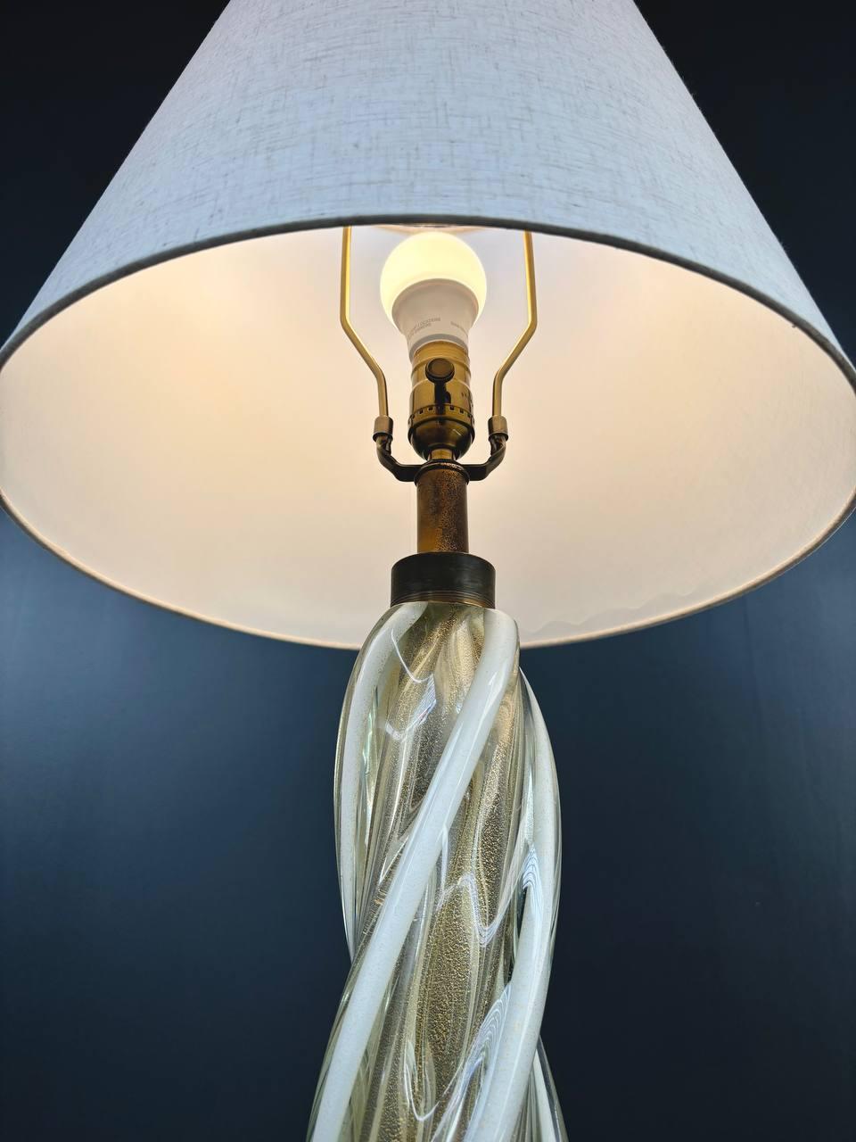 Teak Mid-Century Modern Murano Gold & White Twist Table Lamp For Sale