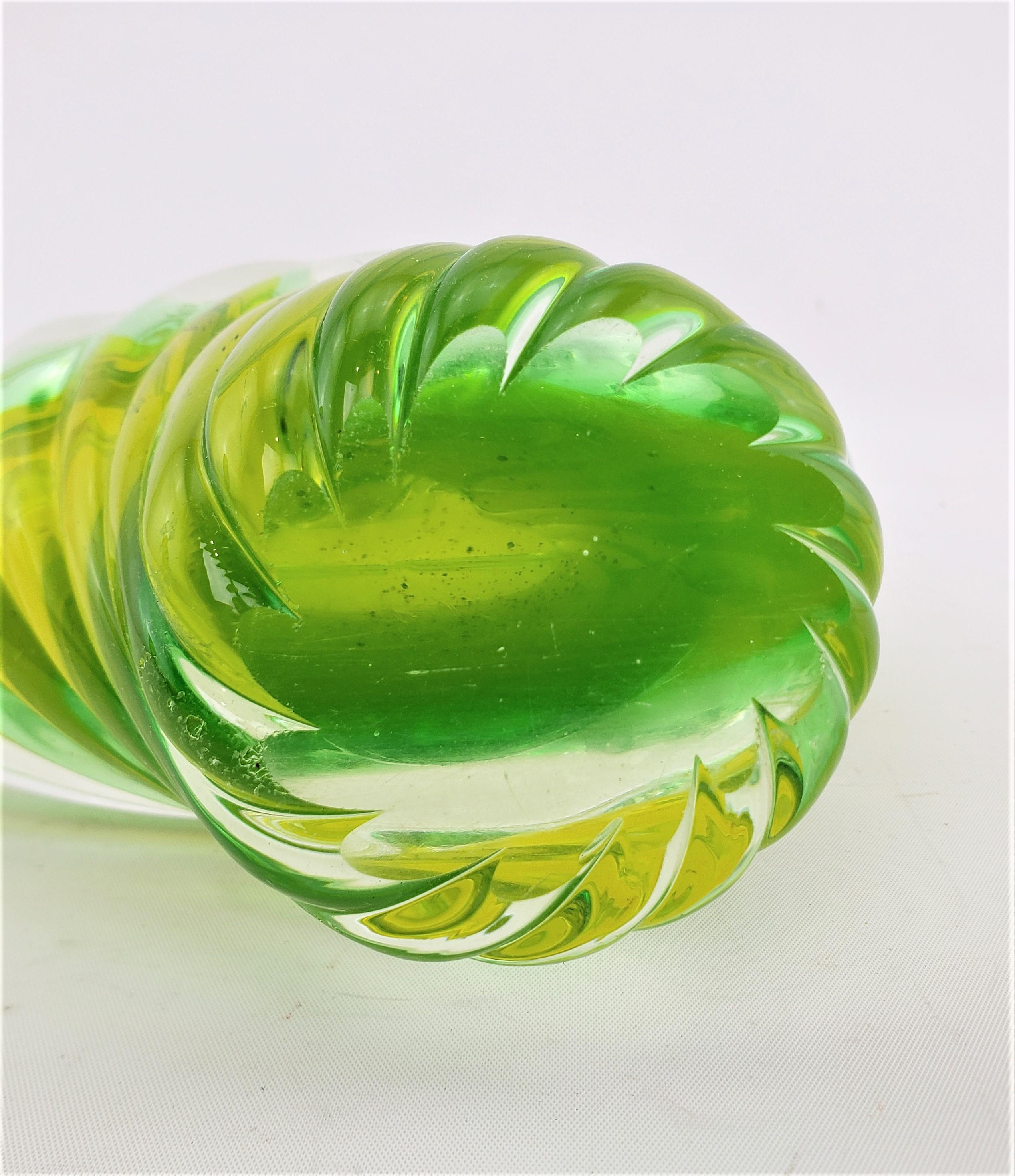 Vase en verre d'art de Murano vert et uranium de style panier, moderne du milieu du siècle dernier en vente 3