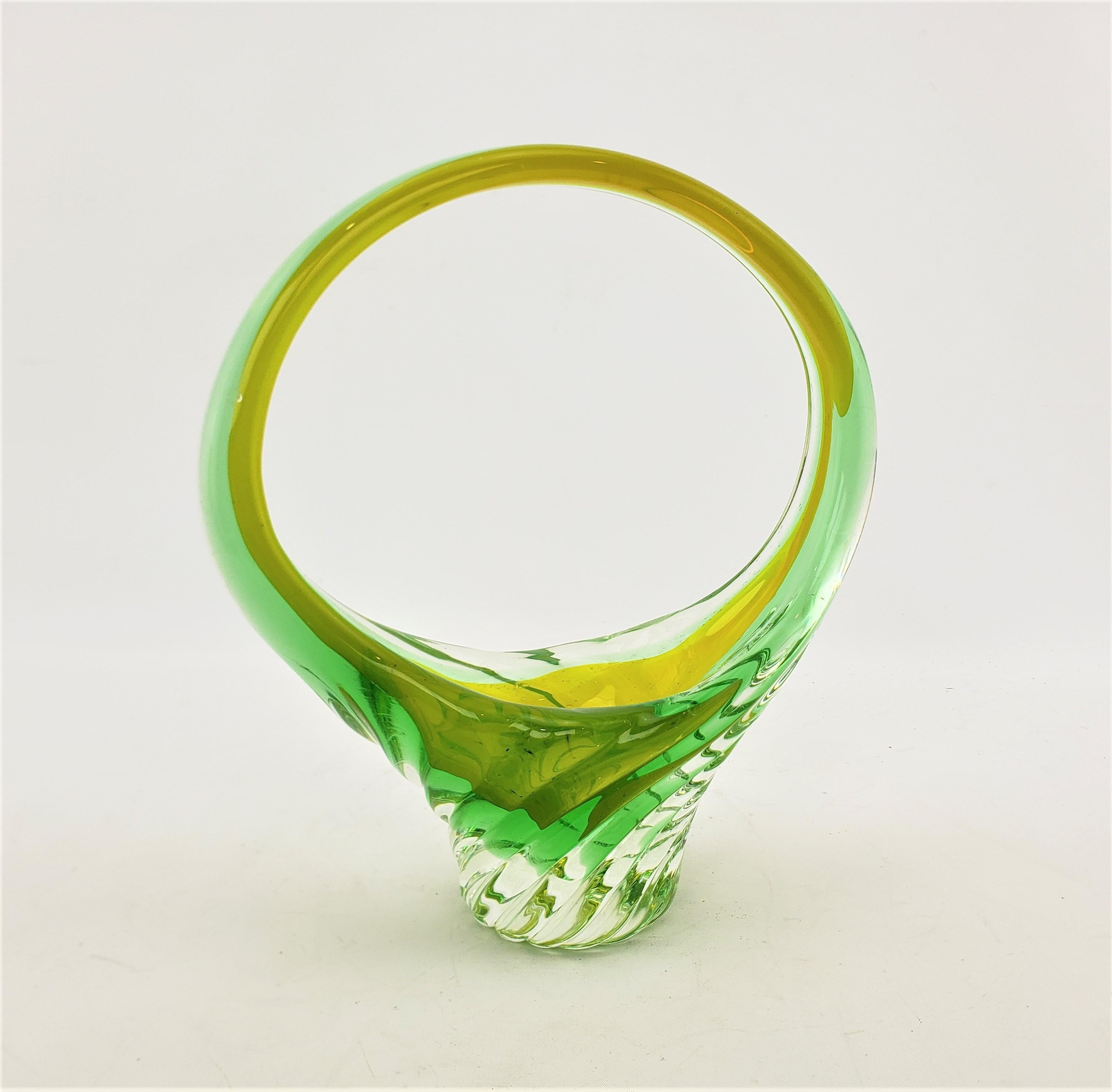 Mid-Century Modern Vase en verre d'art de Murano vert et uranium de style panier, moderne du milieu du siècle dernier en vente