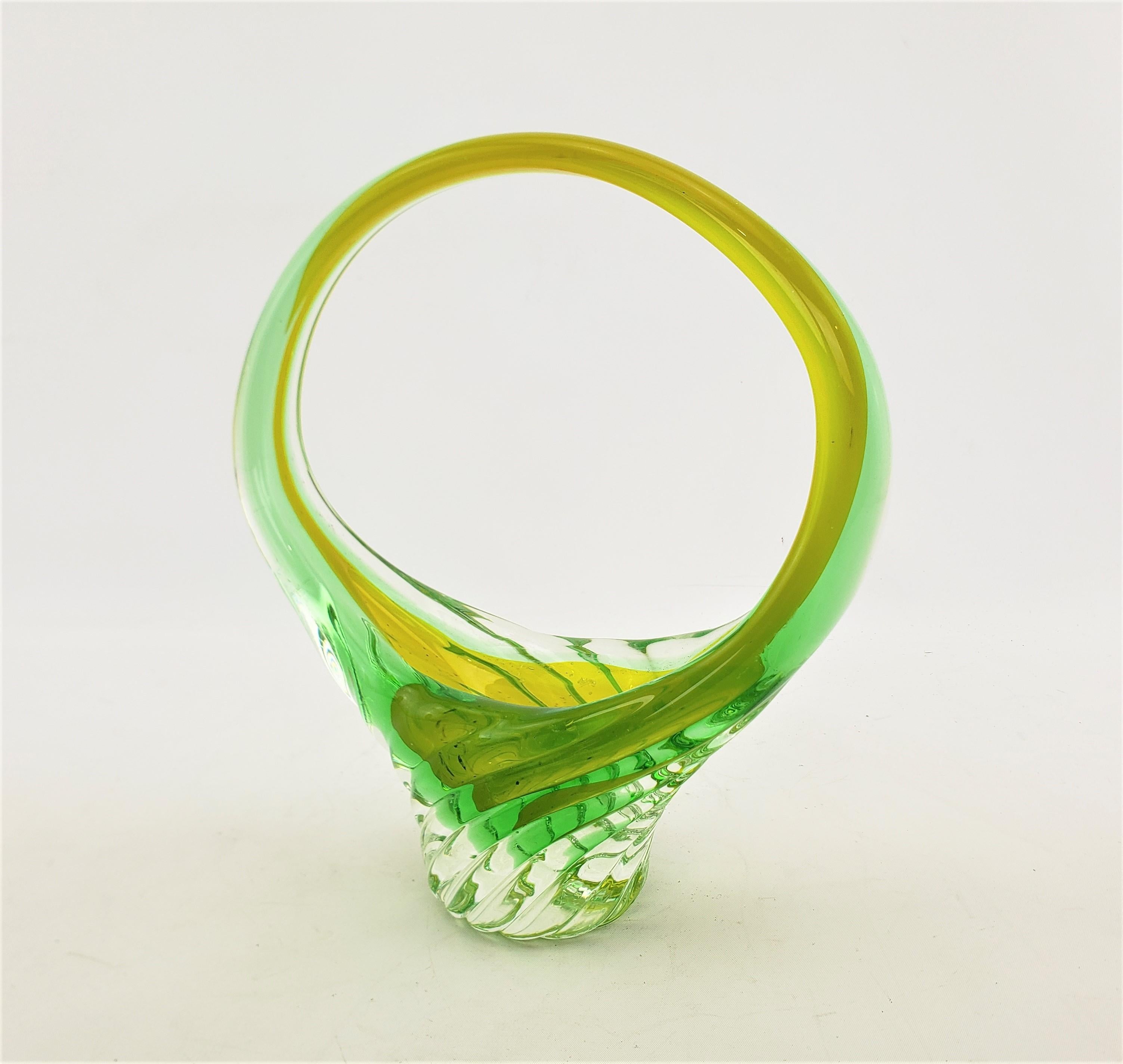 italien Vase en verre d'art de Murano vert et uranium de style panier, moderne du milieu du siècle dernier en vente